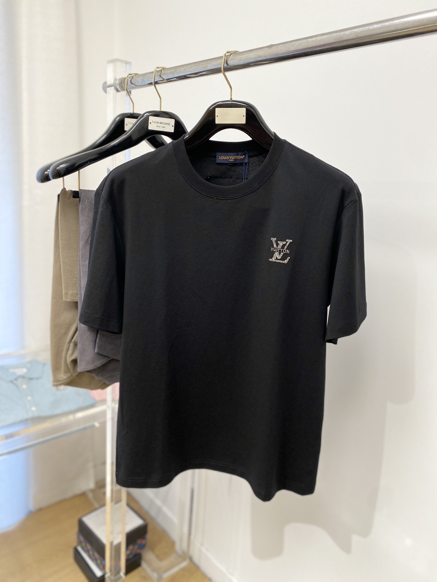 NO:139542,Louis Vuitton 2025 latest short-sleeved T-shirt, handsome and fashionable, top-grade hot diamond letter logo on the chest, simple and versatile style. Fabric cotton is not only crisp, maintains the trendy silhouette, and is also comfortable to wear, with more delicate yarn. The number of digits M-3XL, louis vuitton, T-shirt, tees, t-shirt, alexander wang19860909路易威登2025最新款短袖T恤,帅气时尚,胸前顶级烫钻字母logo,简约百搭款.面料棉 不仅挺括,保持潮流的廓形,又穿着舒适,纱织更细腻,码数M-3XL,,louis vuitton,T-shirt,tees，t-shirt,alexander wang,Men's clothing