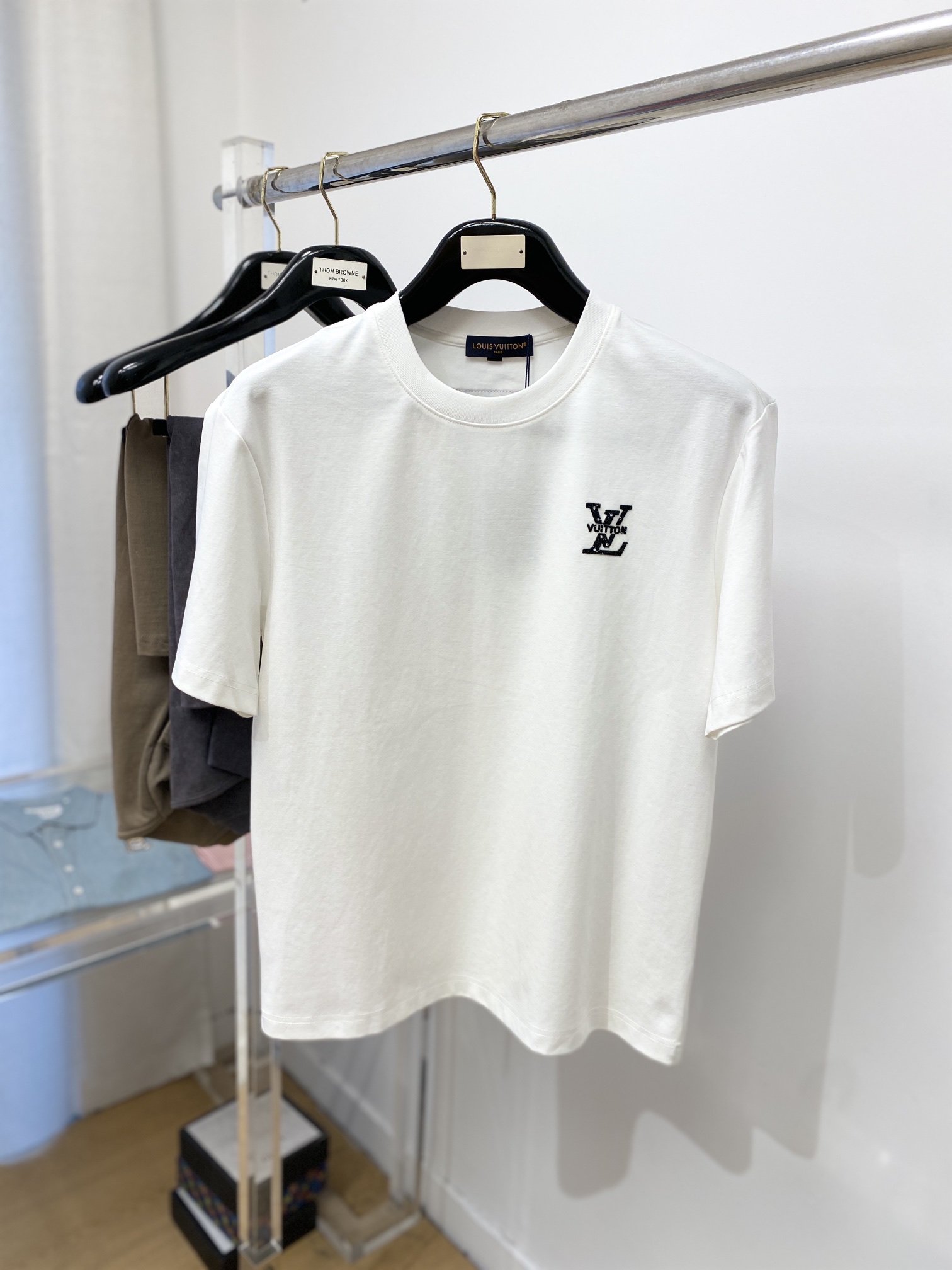 NO:139536,Louis Vuitton 2025 latest short-sleeved T-shirt, handsome and fashionable, top-grade hot diamond letter logo on the chest, simple and versatile style. Fabric cotton is not only crisp, maintains the trendy silhouette, and is also comfortable to wear, with more delicate yarn. The number of digits M-3XL, louis vuitton, T-shirt,tees, t-shirt,alexander wang19860909路易威登 2025最新款短袖T恤,帅气时尚,胸前顶级烫钻字母logo,简约百搭款.面料棉 不仅挺括,保持潮流的廓形,又穿着舒适,纱织更细腻,码数M-3XL,,louis vuitton,T-shirt,tees，t-shirt,alexander wang,Men's clothing