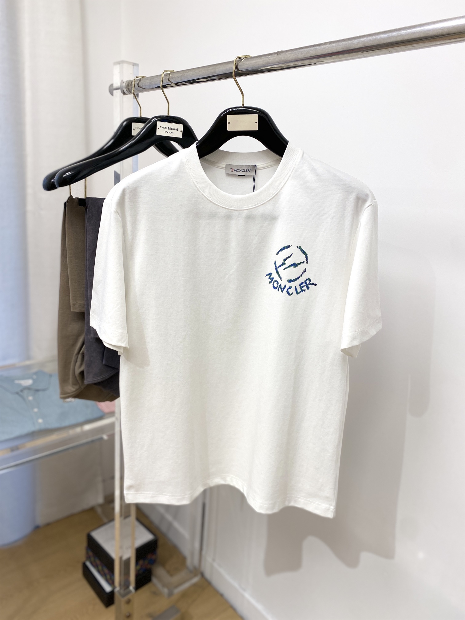 NO:139579,The latest short-sleeved T-shirt in 2025, handsome and fashionable, top-grade printed pattern letter logo on the chest, simple and versatile style. The fabric cotton is not only crisp, maintains the trendy silhouette, but also comfortable to wear, and the yarn is more delicate, the number M-3XL, Moncler, T-shirt,tees, t-shirt,alexander wang19860909蒙口、2025最新款短袖T恤,帅气时尚,胸前顶级印花图案字母logo,简约百搭款.面料棉 不仅挺括,保持潮流的廓形,又穿着舒适,纱织更细腻,码数M-3XL,,Moncler,T-shirt,tees，t-shirt,alexander wang,Men's clothing