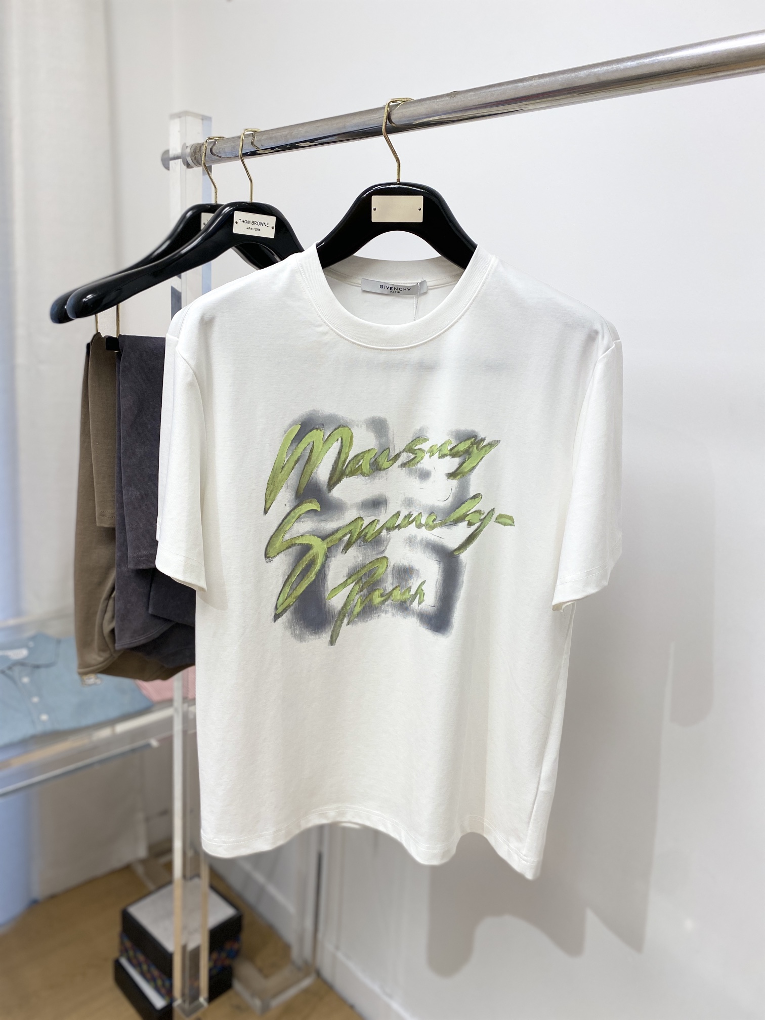 NO:139584,Givenchy, the latest short-sleeved T-shirt in 2025, handsome and fashionable, top printed letter logo on the chest, simple and versatile style. The fabric cotton is not only crisp, maintains the trendy silhouette, but also comfortable to wear, and the yarn is more delicate, the number M-3XL, given, T-shirt, tees, t-shirt, alexander wang19860909纪梵希、2025最新款短袖T恤,帅气时尚,胸前顶级印花字母logo,简约百搭款.面料棉 不仅挺括,保持潮流的廓形,又穿着舒适,纱织更细腻,码数M-3XL,,givenchy,T-shirt,tees，t-shirt,alexander wang,Men's clothing