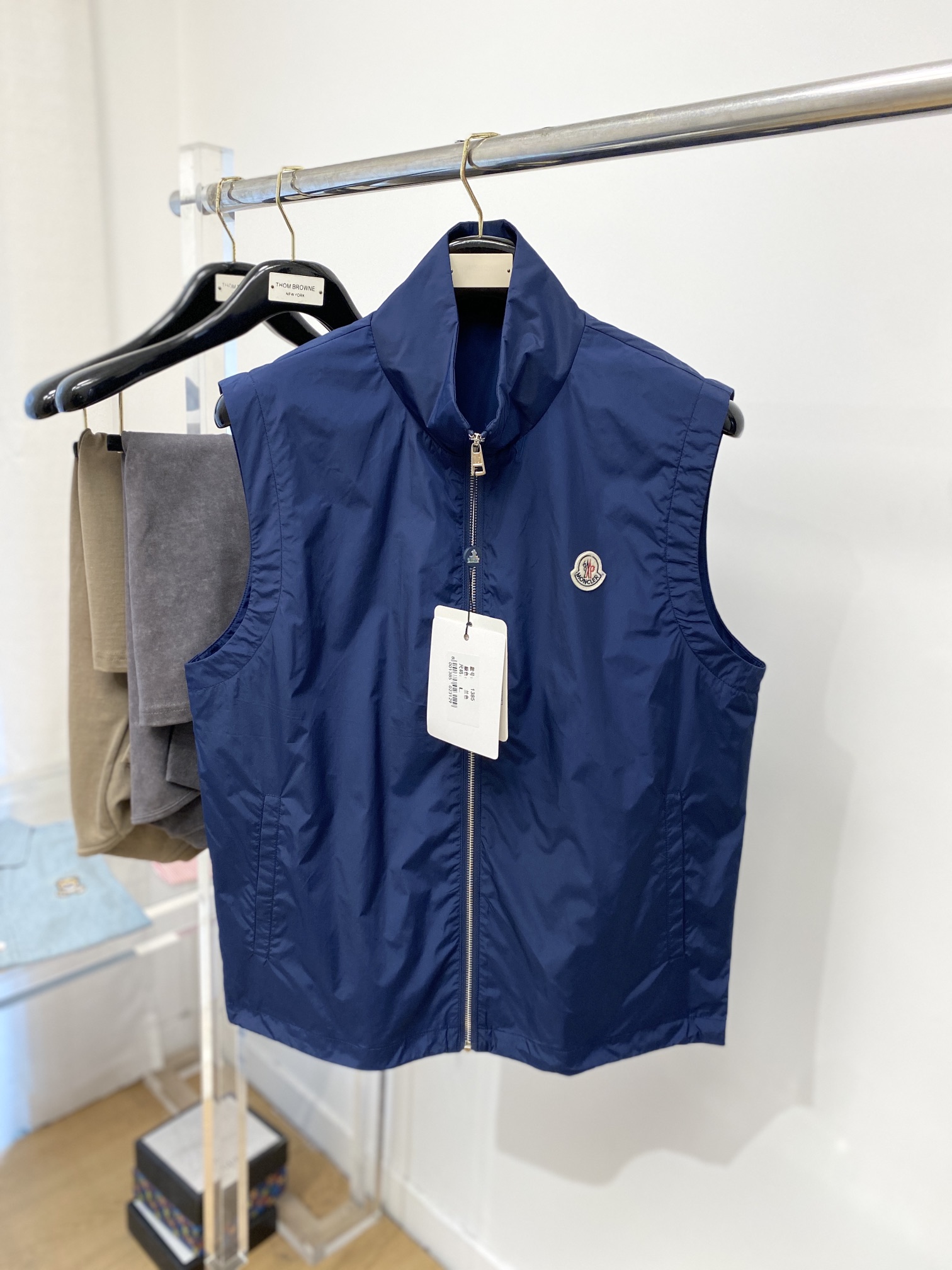 NO:573196,Meng Mouth, 2025 new jackets and vests, fashionable and handsome, simple and versatile, embroidered logo on the chest, customized original fabric, not only stiff and maintain the trendy silhouette, but also comfortable to wear, the yarn is more delicate, size M-3XL,,Moncler,jackets & coats,jackets & coats,alexander wang19860909蒙口、2025新品夹克马甲外套,时尚帅气,简约百搭款,胸前刺绣装饰图案logo,定制原版面料,不仅挺括,保持潮流的廓形,又穿着舒适,纱织更细腻,码数M-3XL,,Moncler,jackets & coats,jackets & coats,alexander wang,Men's clothing