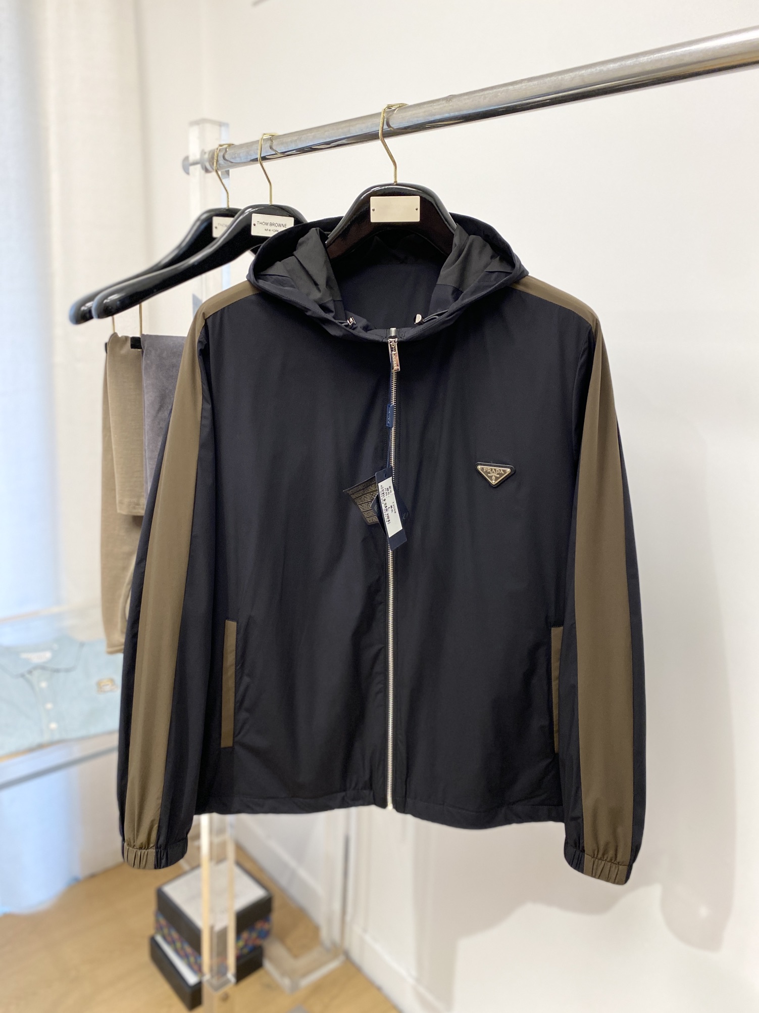 NO:573192,Prada, 2025 new jacket, fashionable and handsome, simple and versatile, hardware decorated with triangle logo on the chest, customized original fabric, not only stiff and keeping the trendy silhouette, but also comfortable to wear, the yarn is more delicate, size M-3XL,, prada,jackets & coats,jackets & coats,alexander wang19860909普拉达、2025新品夹克外套,时尚帅气,简约百搭款,胸前五金装饰三角标logo,定制原版面料,不仅挺括,保持潮流的廓形,又穿着舒适,纱织更细腻,码数M-3XL,,prada,jackets & coats,jackets & coats,alexander wang,Men's clothing