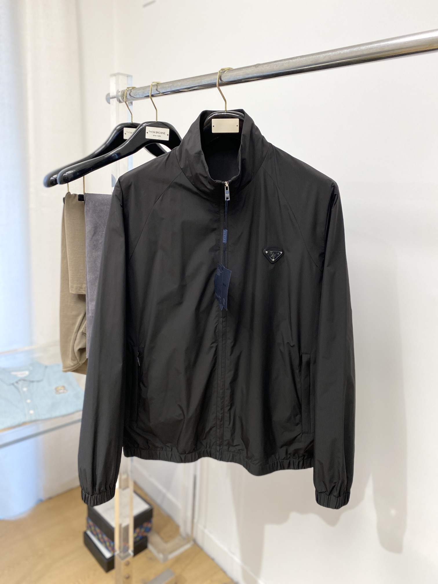 NO:573194,Prada, 2025 new jacket, fashionable and handsome, simple and versatile, hardware decorated with triangle logo on the chest, customized original fabric, not only stiff and keeping the trendy silhouette, but also comfortable to wear, the yarn is more delicate, size M-3XL,, prada,jackets & coats,jackets & coats,alexander wang19860909普拉达、2025新品夹克外套,时尚帅气,简约百搭款,胸前五金装饰三角标logo,定制原版面料,不仅挺括,保持潮流的廓形,又穿着舒适,纱织更细腻,码数M-3XL,,prada,jackets & coats,jackets & coats,alexander wang,Men's clothing