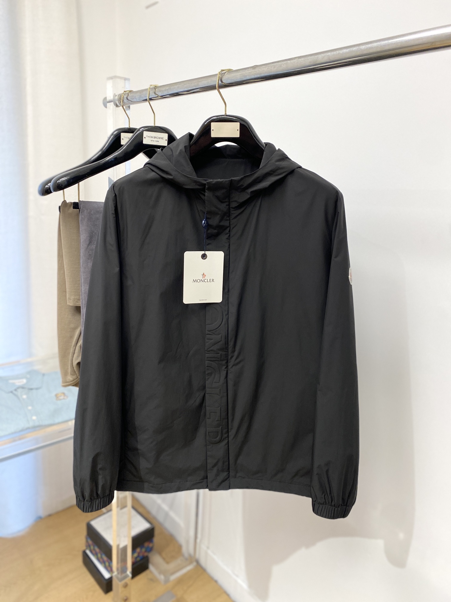 NO:573181,Moncler, 2025 new jacket jacket, fashionable and handsome, simple and versatile, cuffs embroidered with decorative pattern logo, customized original fabric, not only stiff, maintaining the trendy silhouette, but also comfortable to wear, more delicate yarn weaving, size M-3XL,,Moncler,jackets & coats,jackets & coats,alexander wang19860909蒙口、2025新品夹克外套,时尚帅气,简约百搭款,袖口刺绣装饰图案logo,定制原版面料,不仅挺括,保持潮流的廓形,又穿着舒适,纱织更细腻,码数M-3XL,,Moncler,jackets & coats,jackets & coats,alexander wang,Men's clothing