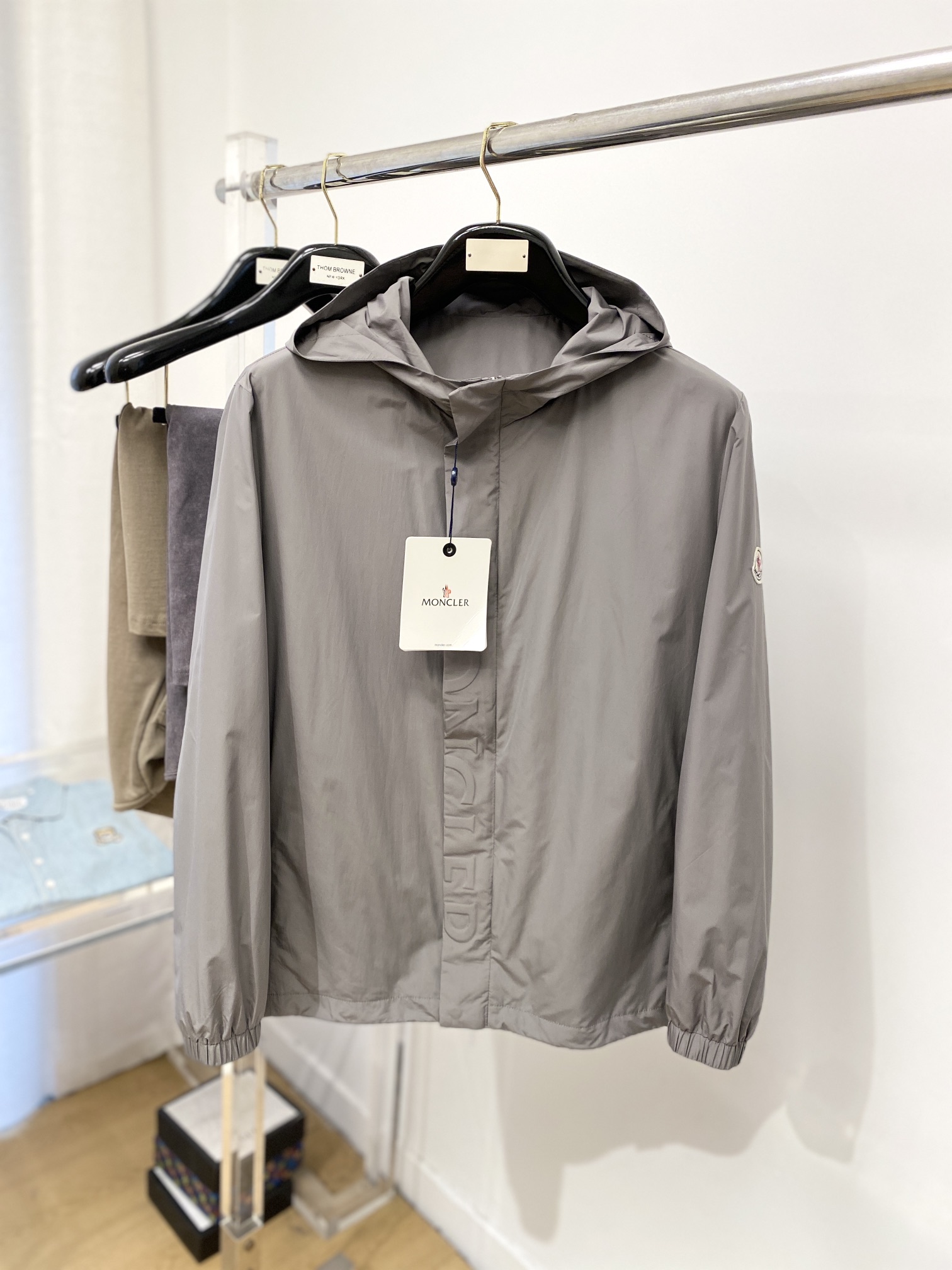 NO:526853,The cover, 2025 new jacket jacket, fashionable and handsome, simple and versatile style, cuff embroidery decorative pattern logo, customized original fabric, not only crisp, maintains the trendy silhouette, and is comfortable to wear, the yarn weaving is more delicate, the number M-3XL, Moncler, jackets & coats, jackets & coats, alexander wang19860909蒙口、2025新品夹克外套,时尚帅气,简约百搭款,袖口刺绣装饰图案logo,定制原版面料,不仅挺括,保持潮流的廓形,又穿着舒适,纱织更细腻,码数M-3XL,,Moncler,jackets & coats,jackets & coats,alexander wang,Men's clothing