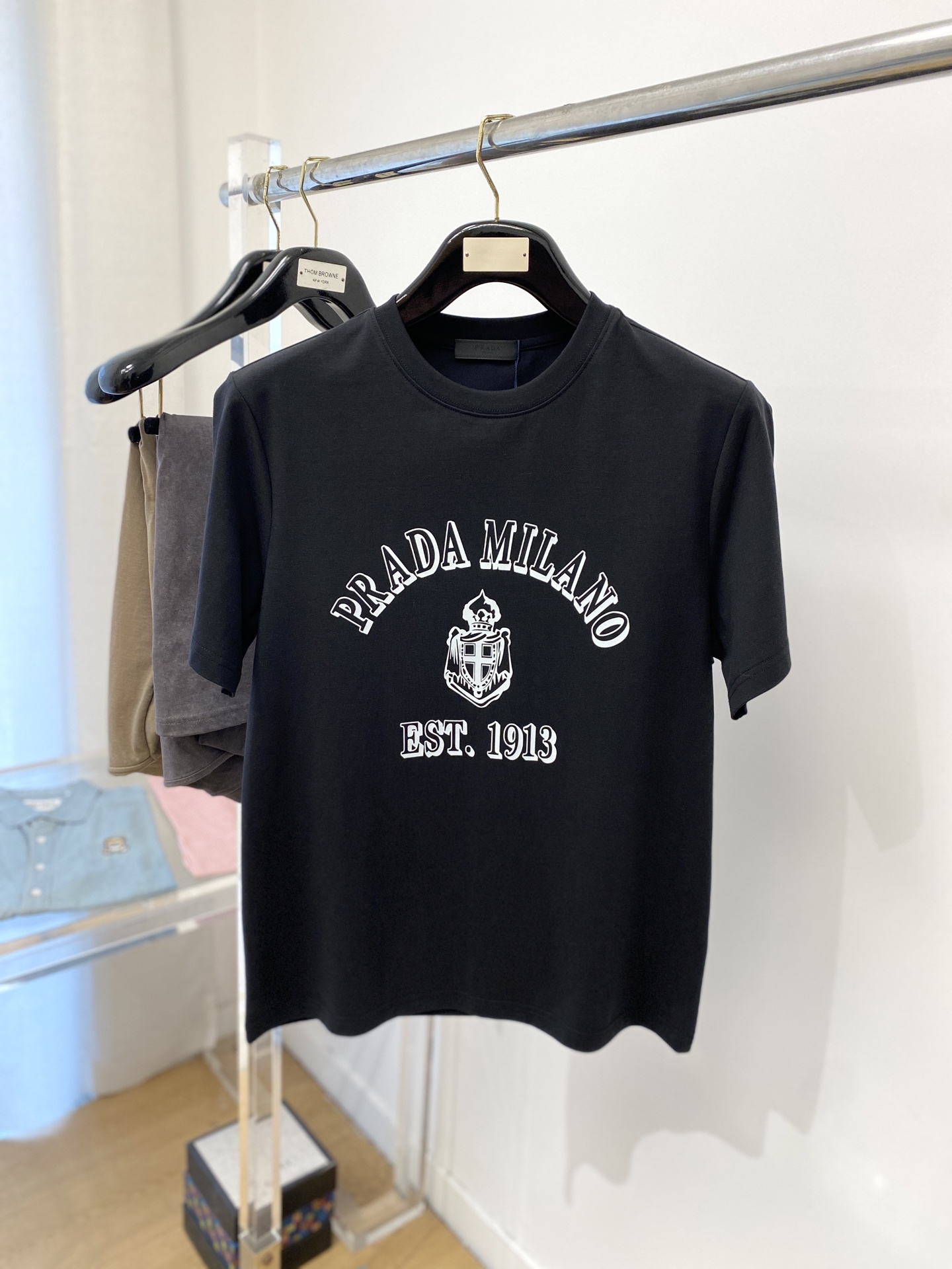 NO:148449,Prada, the latest short-sleeved T-shirt in 2025, handsome and fashionable, top-grade printed pattern letter logo on the chest, simple and versatile style. The fabric cotton is not only crisp, maintains the trendy silhouette, and is comfortable to wear, and the yarn is more delicate, the number M-3XL, prada, T-shirt, tees, t-shirt, alexander wang19860909普拉达、2025最新款短袖T恤,帅气时尚,胸前顶级印花图案字母logo,简约百搭款.面料棉 不仅挺括,保持潮流的廓形,又穿着舒适,纱织更细腻,码数M-3XL,,prada,T-shirt,tees，t-shirt,alexander wang,Men's clothing