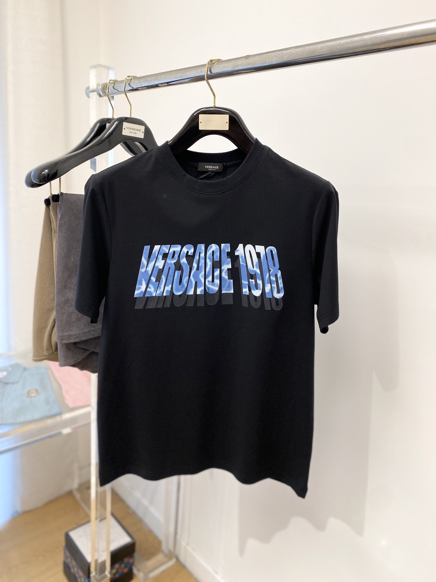 NO:489680,Versace, the latest short-sleeved T-shirt in 2025, handsome and fashionable, top printed letter logo on the chest, simple and versatile style. The fabric cotton is not only crisp, maintains the trendy silhouette, but also comfortable to wear, and the yarn is more delicate, the number M-3XL, versace, T-shirt, tees, t-shirt, alexander wang19860909范思哲、2025最新款短袖T恤,帅气时尚,胸前顶级印花字母logo,简约百搭款.面料棉 不仅挺括,保持潮流的廓形,又穿着舒适,纱织更细腻,码数M-3XL,,versace,T-shirt,tees，t-shirt,alexander wang,Men's clothing