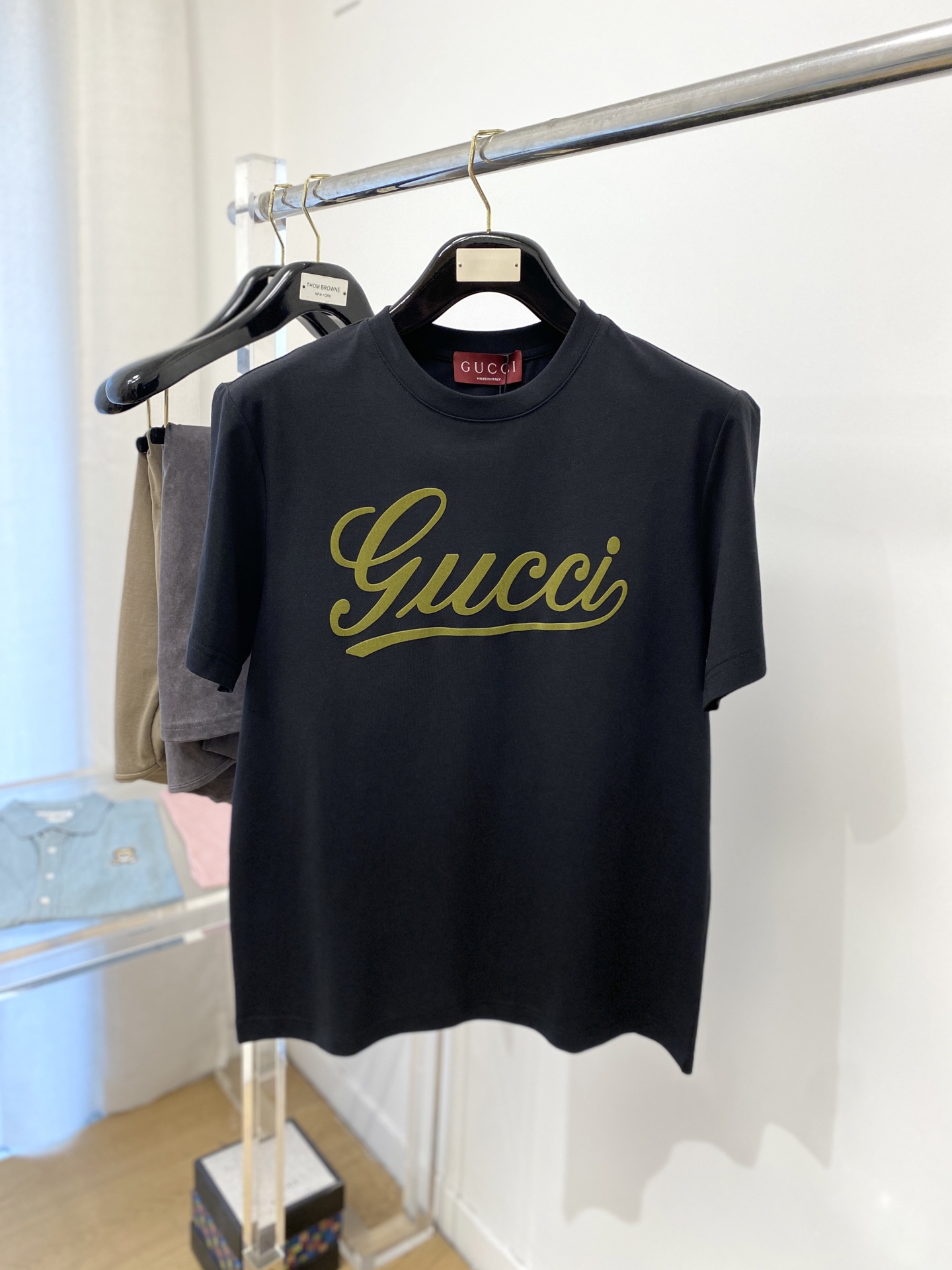 NO:489673,Guqi, the latest short-sleeved T-shirt in 2025, handsome and fashionable, top printed letter logo on the chest, simple and versatile style. The fabric cotton is not only crisp, maintains the trendy silhouette, but also comfortable to wear, and the yarn is more delicate, the number M-3XL, T-shirt,tees, t-shirt,alexander wang19860909古奇、2025最新款短袖T恤,帅气时尚,胸前顶级印花字母logo,简约百搭款.面料棉 不仅挺括,保持潮流的廓形,又穿着舒适,纱织更细腻,码数M-3XL,,T-shirt,tees，t-shirt,alexander wang,Men's clothing