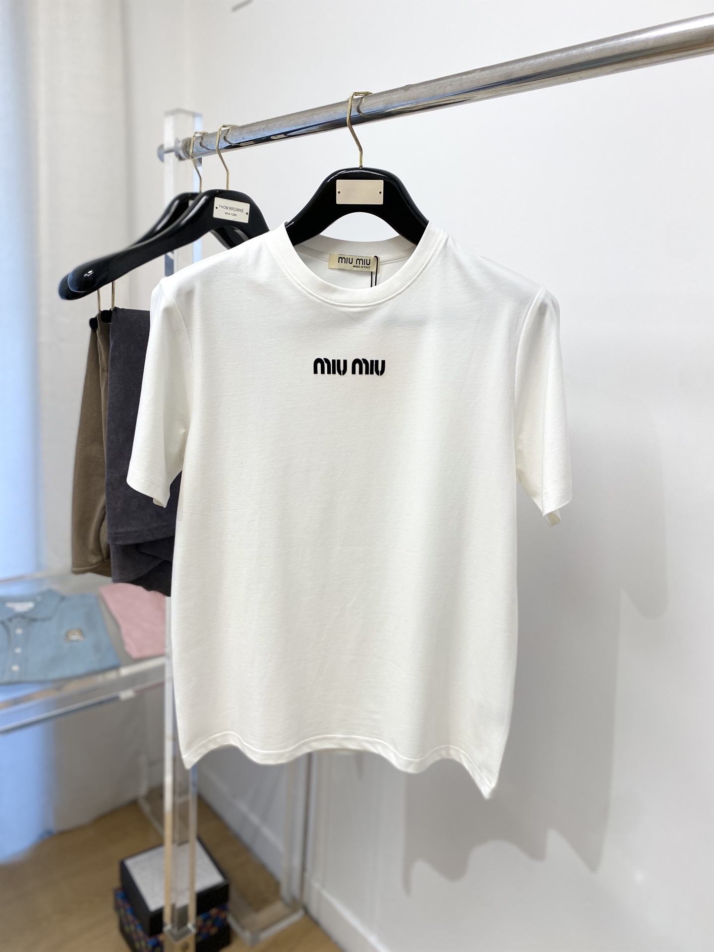 NO:489665,MIU MIU fashion trendy brand, 2025 latest short-sleeved T-shirt, handsome and fashionable, top-grade printed letter logo on the chest, simple and versatile style. Fabric cotton is not only crisp, maintains the trendy silhouette, but also comfortable to wear, and the yarn is more delicate, the number M-3XL,,miumiu, T-shirt,tees, t-shirt,alexander wang19860909MIU MIU时尚潮牌、2025最新款短袖T恤,帅气时尚,胸口顶级印花字母logo,简约百搭款.面料棉 不仅挺括,保持潮流的廓形,又穿着舒适,纱织更细腻,码数M-3XL,,miumiu,T-shirt,tees，t-shirt,alexander wang,Men's clothing