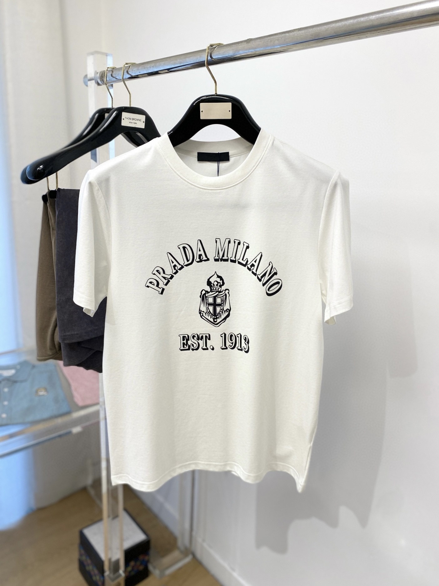 NO:148456,Prada, the latest short-sleeved T-shirt in 2025, handsome and fashionable, top-grade printed pattern letter logo on the chest, simple and versatile style. Fabric cotton is not only crisp, maintains a fashionable silhouette, but also comfortable to wear, with more delicate yarn, and size M-3XL,,prada,T-shirt,tees,t-shirt,alexander wang19860909普拉达、2025最新款短袖T恤,帅气时尚,胸前顶级印花图案字母logo,简约百搭款.面料棉 不仅挺括,保持潮流的廓形,又穿着舒适,纱织更细腻,码数 M-3XL,,prada,T-shirt,tees，t-shirt,alexander wang,Men's clothing