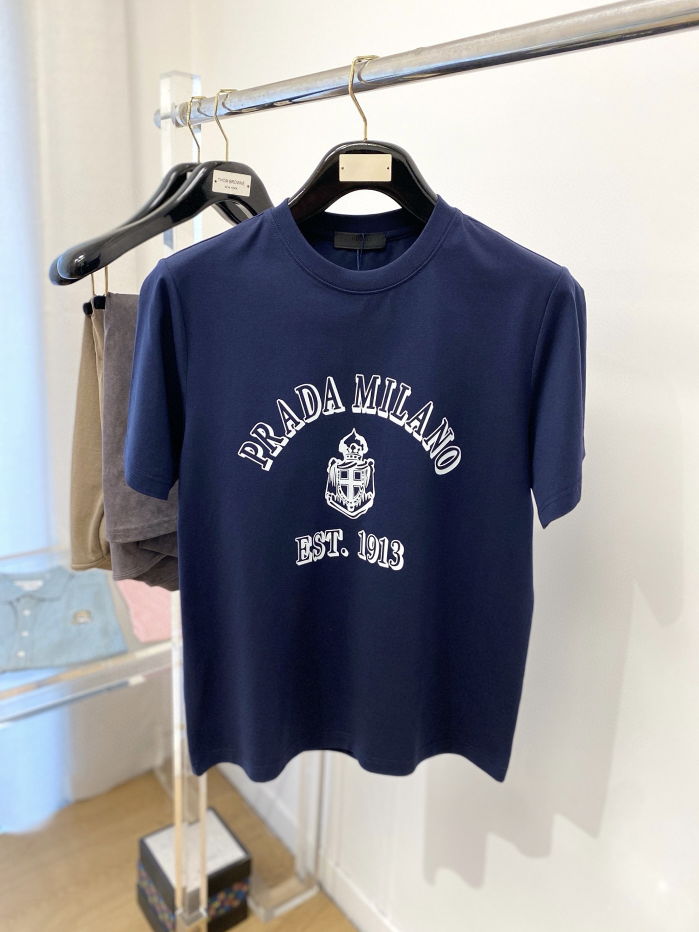 NO:148467,Prada, the latest short-sleeved T-shirt in 2025, handsome and fashionable, top-grade printed pattern letter logo on the chest, simple and versatile style. The fabric cotton is not only crisp, maintains the trendy silhouette, and is comfortable to wear, and the yarn is more delicate, the number M-3XL, prada, T-shirt,tees, t-shirt,alexander wang19860909普拉达、2025最新款短袖T恤,帅气时尚,胸前顶级印花图案字母logo,简约百搭款.面料棉 不仅挺括,保持潮流的廓形,又穿着舒适,纱织更细腻,码数M-3XL,,prada,T-shirt,tees，t-shirt,alexander wang,Men's clothing