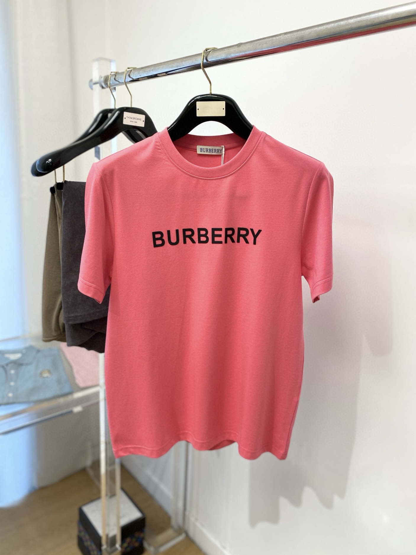 NO:489687,Burberry, the latest short-sleeved T-shirt in 2025, handsome and fashionable, top-grade printed letter logo on the chest, simple and versatile style. The fabric cotton is not only crisp, maintains the trendy silhouette, but also comfortable to wear, and the yarn is more delicate, the number M-3XL, burberry, T-shirt, tees, t-shirt, alexander wang19860909巴宝莉、2025最新款短袖T恤,帅气时尚,胸前顶级印胶字母logo,简约百搭款.面料棉 不仅挺括,保持潮流的廓形,又穿着舒适,纱织更细腻,码数M-3XL,,burberry,T-shirt,tees，t-shirt,alexander wang,Men's clothing