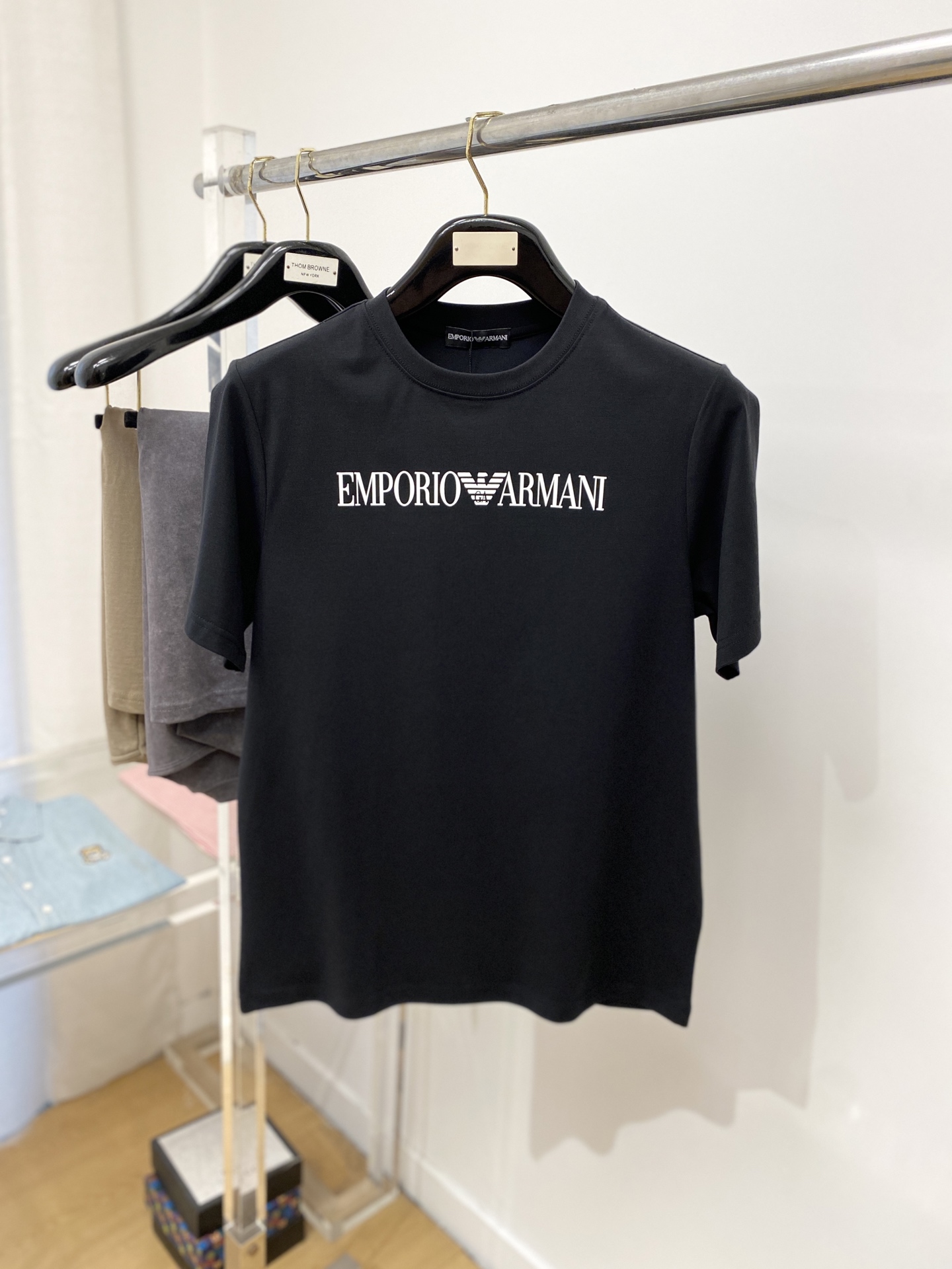 NO:159481,Armani, the latest short-sleeved T-shirt in 2025, handsome and fashionable, top-grade printed pattern letter logo on the chest, simple and versatile style. The fabric cotton is not only crisp, maintains the trendy silhouette, but also comfortable to wear, and the yarn is more delicate, the number M-3XL,,armani, T-shirt,tees, t-shirt,alexander wang19860909阿玛尼、2025最新款短袖T恤,帅气时尚,胸前顶级印花图案字母logo,简约百搭款.面料棉 不仅挺括,保持潮流的廓形,又穿着舒适,纱织更细腻,码数M-3XL,,armani,T-shirt,tees，t-shirt,alexander wang,Men's clothing