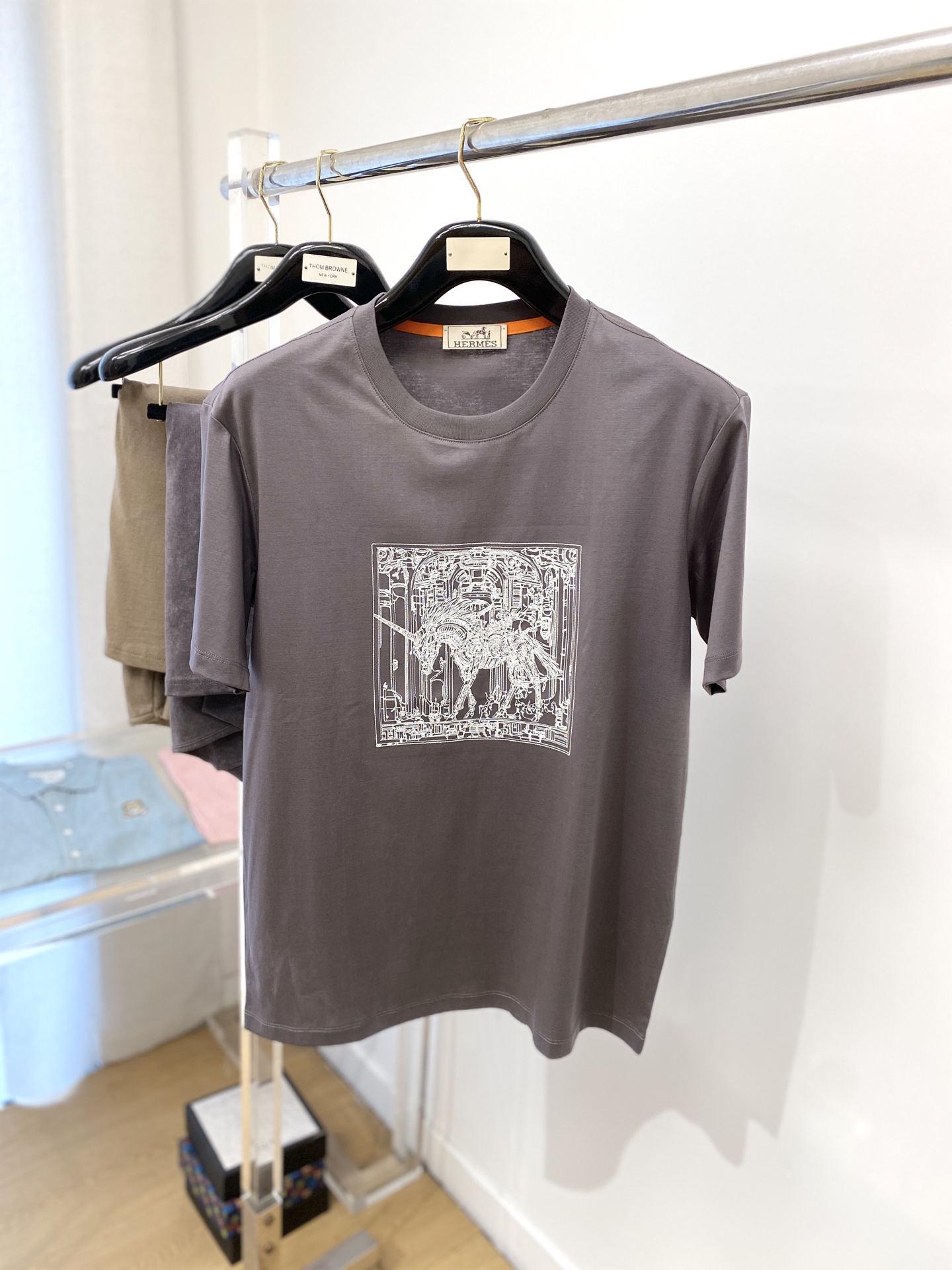 NO:143974,Hermes, the latest short-sleeved T-shirt in 2025, handsome and fashionable, exquisite embroidered pattern logo on the chest, simple and versatile style. The fabric cotton is not only crisp, maintains the trendy silhouette, and is comfortable to wear, and the yarn is more delicate, the number M-3XL, hermes, T-shirt,tees, t-shirt,alexander wang19860909爱马仕、2025最新款短袖T恤,帅气时尚,胸前精致刺绣图案logo,简约百搭款.面料棉 不仅挺括,保持潮流的廓形,又穿着舒适,纱织更细腻,码数M-3XL,,hermes,T-shirt,tees，t-shirt,alexander wang,Men's clothing