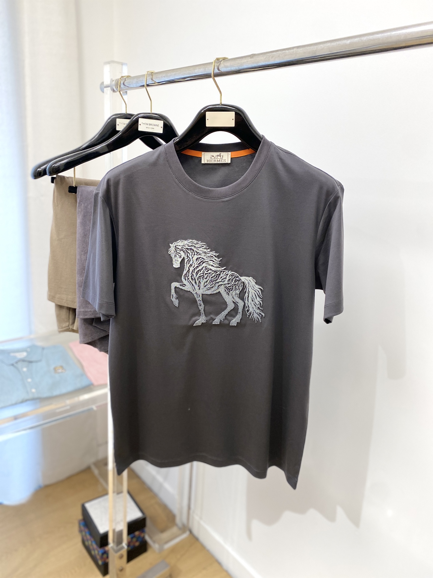 NO:143966,Hermes, the latest short-sleeved T-shirt in 2025, handsome and fashionable, top-level fixed-woven pattern logo on the chest, simple and versatile style. The fabric cotton is not only crisp, maintains the trendy silhouette, but also comfortable to wear, and the yarn is more delicate, the number M-3XL, hermes, T-shirt,tees, t-shirt,alexander wang19860909爱马仕、2025最新款短袖T恤,帅气时尚,胸前顶级定织图案logo,简约百搭款.面料棉 不仅挺括,保持潮流的廓形,又穿着舒适,纱织更细腻,码数M-3XL,,hermes,T-shirt,tees，t-shirt,alexander wang,Men's clothing