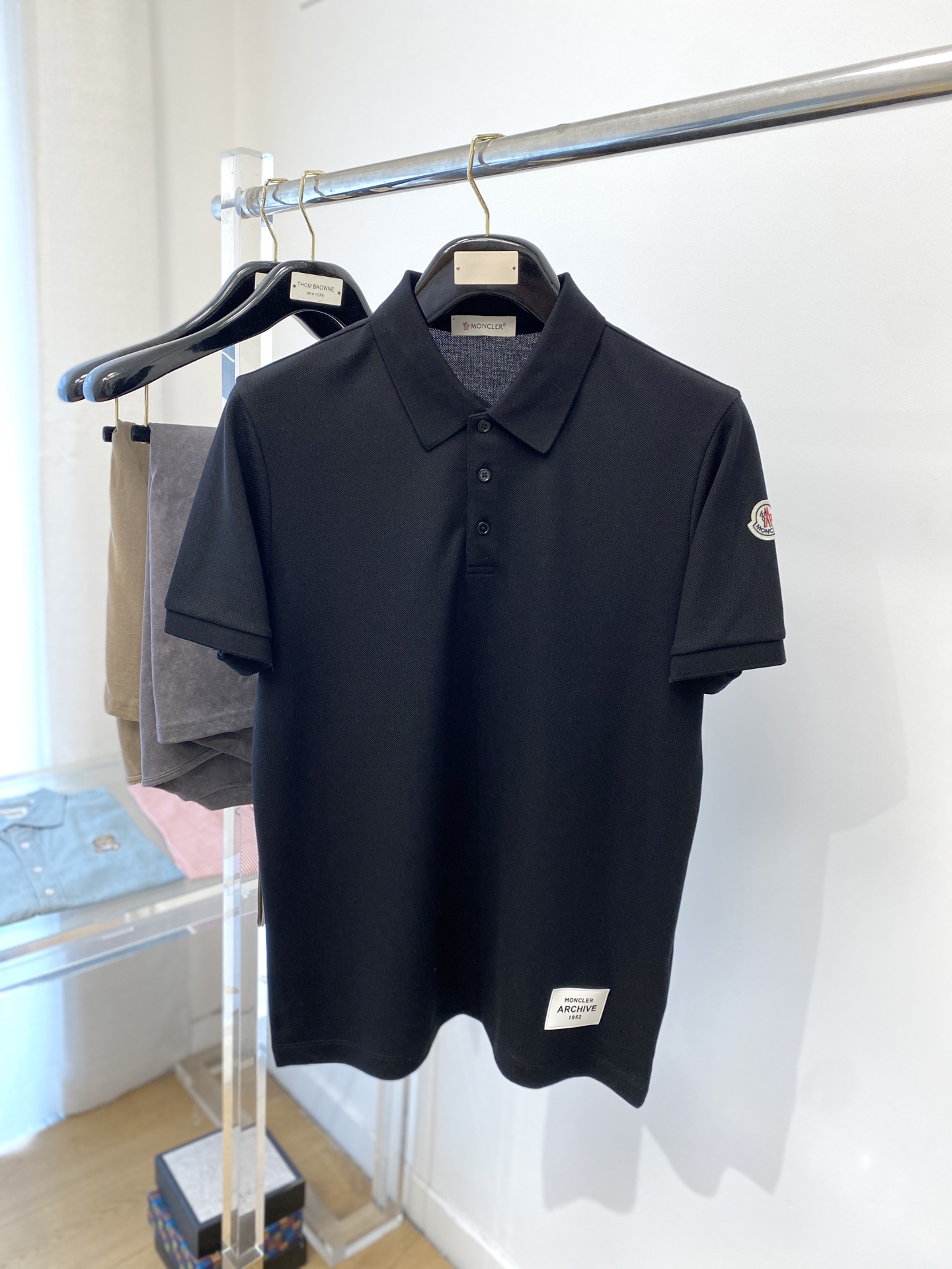 NO:148438,The latest short-sleeved T-shirt in 2025, handsome and fashionable, cuff embroidered decorative pattern logo, simple and versatile style. The fabric cotton is not only crisp, maintains the trendy silhouette, but also comfortable to wear, and the yarn is more delicate, and the number of codes M-3XL,,Moncler,T-shirt,tees,t-shirt,alexander wang19860909蒙口、2025最新款短袖T恤,帅气时尚,袖口刺绣装饰图案logo,简约百搭款.面料棉 不仅挺括,保持潮流的廓形,又穿着舒适,纱织更细腻,码数 M-3XL,,Moncler,T-shirt,tees，t-shirt,alexander wang,Men's clothing