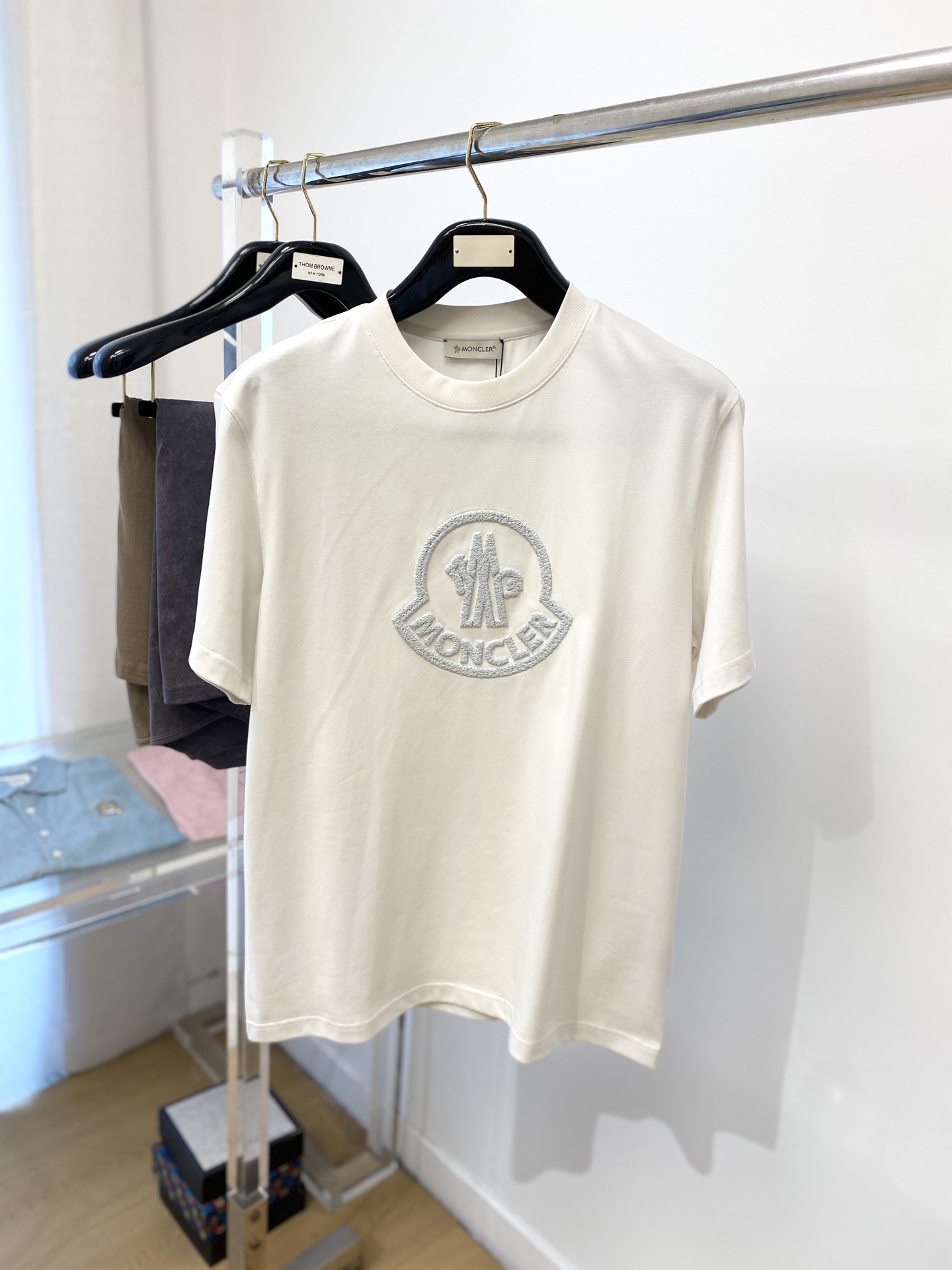 NO:137111,The latest short-sleeved T-shirt in 2025, handsome and fashionable, exquisite embroidered pattern letter logo on the chest, simple and versatile style. The fabric cotton is not only crisp, maintains the trendy silhouette, but also comfortable to wear, the yarn is more delicate, and the number of codes M-3XL,,Moncler,T-shirt,tees,t-shirt,alexander wang19860909蒙口、2025最新款短袖T恤,帅气时尚,胸前精致刺绣图案字母logo,简约百搭款.面料棉 不仅挺括,保持潮流的廓形,又穿着舒适,纱织更细腻,码数 M-3XL,,Moncler,T-shirt,tees，t-shirt,alexander wang,Men's clothing