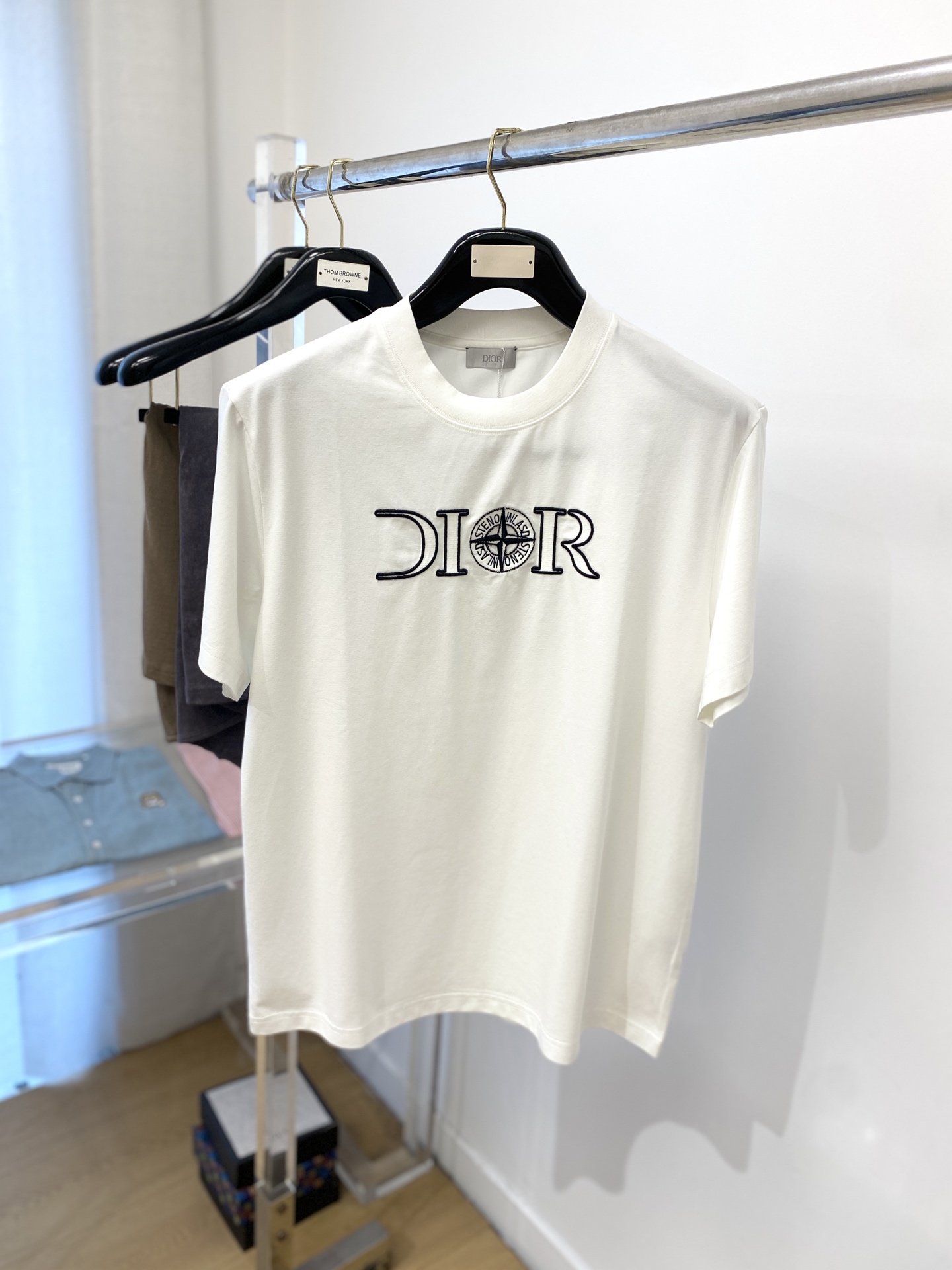 NO:137086,Dior, the latest short-sleeved T-shirt in 2025, handsome and fashionable, exquisite embroidered pattern letter logo on the chest, simple and versatile style. The fabric cotton is not only crisp, maintains the trendy silhouette, but also comfortable to wear, the yarn is more delicate, and the number of codes M-3XL,,dior,T-shirt,tees,t-shirt,alexander wang19860909迪奥、2025最新款短袖T恤,帅气时尚,胸前精致刺绣图案字母logo,简约百搭款.面料棉 不仅挺括,保持潮流的廓形,又穿着舒适,纱织更细腻,码数 M-3XL,,dior,T-shirt,tees，t-shirt,alexander wang,Men's clothing