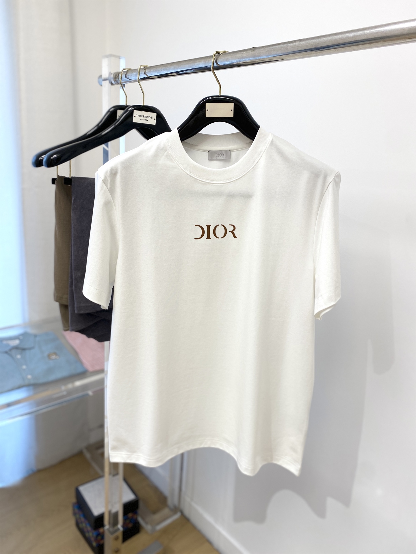 NO:137089,Dior, the latest short-sleeved T-shirt in 2025, handsome and fashionable, top printed letter logo on the chest, simple and versatile style. Fabric cotton is not only crisp, maintains a fashionable silhouette, but also comfortable to wear, with more delicate yarn, and size M-3XL,,dior,T-shirt,tees,t-shirt,alexander wang19860909迪奥、2025最新款短袖T恤,帅气时尚,胸前顶级印花字母logo,简约百搭款.面料棉 不仅挺括,保持潮流的廓形,又穿着舒适,纱织更细腻,码数 M-3XL,,dior,T-shirt,tees，t-shirt,alexander wang,Men's clothing