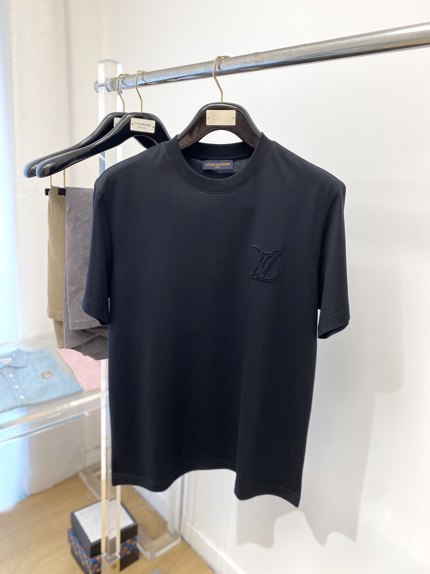 NO:137092,Louis Vuitton, the latest short-sleeved T-shirt in 2025, handsome and fashionable, exquisite embroidered letter logo on the chest, simple and versatile style. The fabric cotton is not only crisp, maintains the trendy silhouette, but also comfortable to wear, with more delicate yarn, and size M-3XL,,louis vuitton, T-shirt,tees, t-shirt,alexander wang19860909路易威登、2025最新款短袖T恤,帅气时尚,胸前精致刺绣字母logo,简约百搭款.面料棉 不仅挺括,保持潮流的廓形,又穿着舒适,纱织更细腻,码数 M-3XL,,louis vuitton,T-shirt,tees，t-shirt,alexander wang,Men's clothing