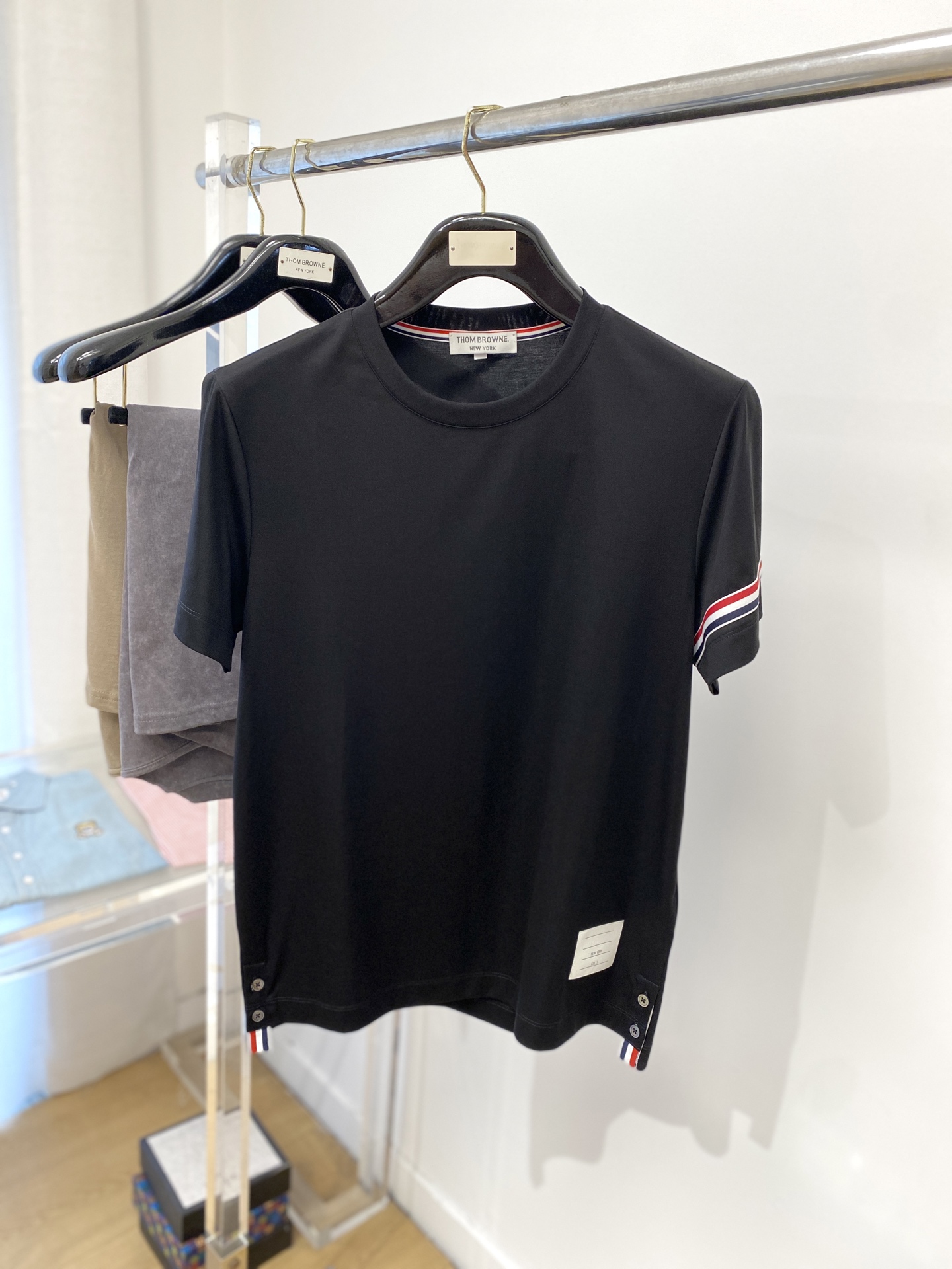 NO:137098,TB, 2025 latest short-sleeved T-shirt, handsome and fashionable, classic TB three-bar logo with cuffs, simple and versatile style. Fabric cotton is not only crisp, maintains a fashionable silhouette, but also comfortable to wear, with more delicate yarn, and size M-3XL, T-shirt,tees, t-shirt,alexander wang19860909TB、2025最新款短袖T恤,帅气时尚,袖口经典TB三道杠logo,简约百搭款.面料棉 不仅挺括,保持潮流的廓形,又穿着舒适,纱织更细腻,码数 M-3XL,,T-shirt,tees，t-shirt,alexander wang,Men's clothing