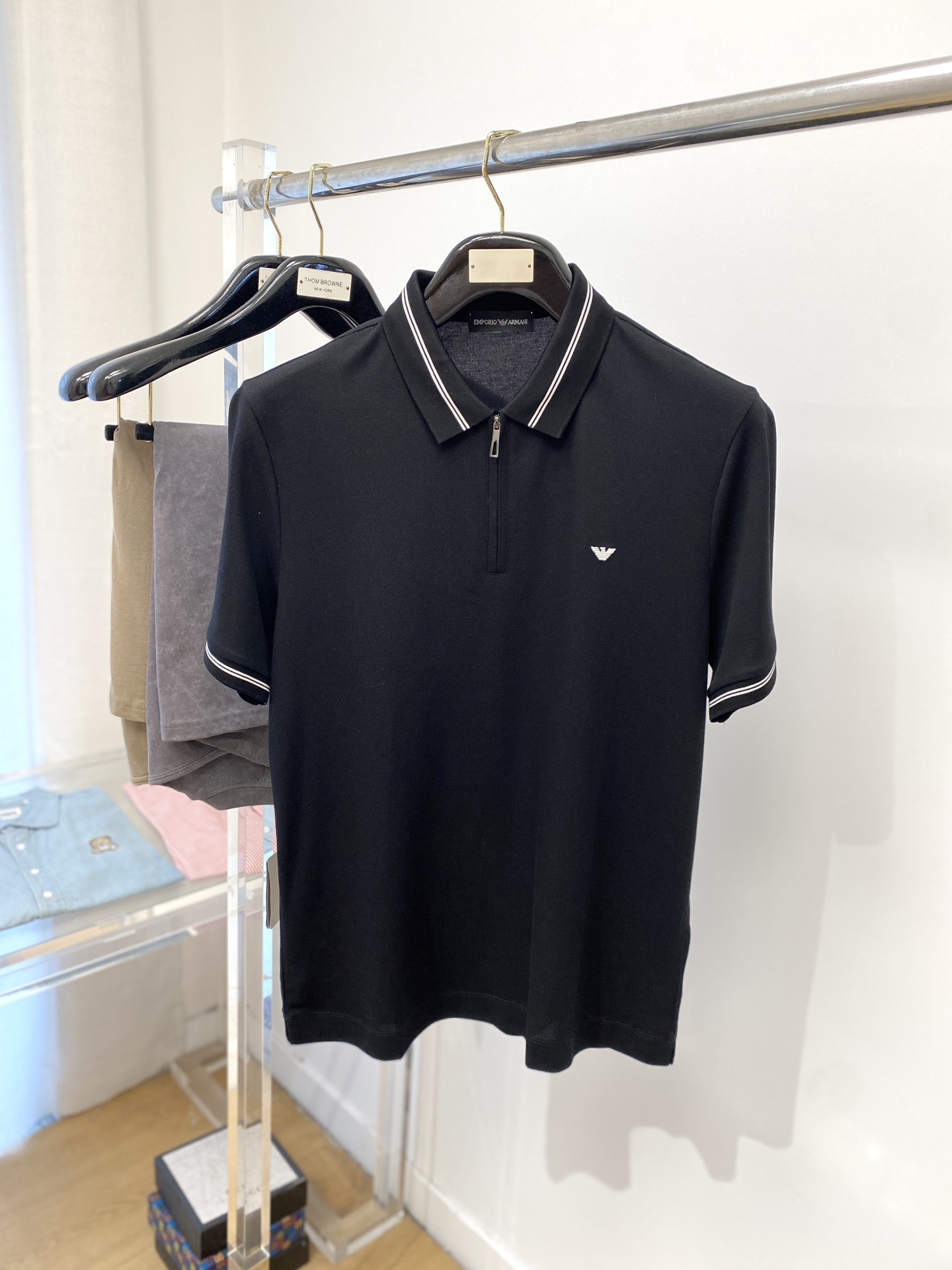 NO:137101,Armani, the latest short-sleeved T-shirt in 2025, handsome and fashionable, exquisite embroidered pattern logo on the chest, simple and versatile style. Fabric cotton is not only crisp, maintains a fashionable silhouette, but also comfortable to wear, with more delicate yarn, and size M-3XL,,armani, T-shirt,tees, t-shirt,alexander wang19860909阿玛尼、2025最新款短袖T恤,帅气时尚,胸前精致刺绣图案logo,简约百搭款.面料棉 不仅挺括,保持潮流的廓形,又穿着舒适,纱织更细腻,码数 M-3XL,,armani,T-shirt,tees，t-shirt,alexander wang,Men's clothing