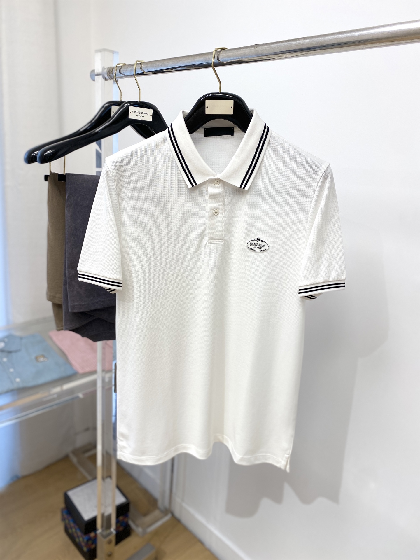 NO:159493,Prada, the latest short-sleeved T-shirt in 2025, handsome and fashionable, top-grade concave and embossed alphabet pattern logo on the chest, simple and versatile style. Fabric cotton is not only crisp, maintains a fashionable silhouette, but also comfortable to wear, with more delicate yarn, code number M-3XL,,prada,T-shirt,tees,t-shirt,alexander wang19860909普拉达、2025最新款短袖T恤,帅气时尚,胸前顶级凹凸印胶字母图案logo,简约百搭款.面料棉 不仅挺括,保持潮流的廓形,又穿着舒适,纱织更细腻,码数 M-3XL,,prada,T-shirt,tees，t-shirt,alexander wang,Men's clothing