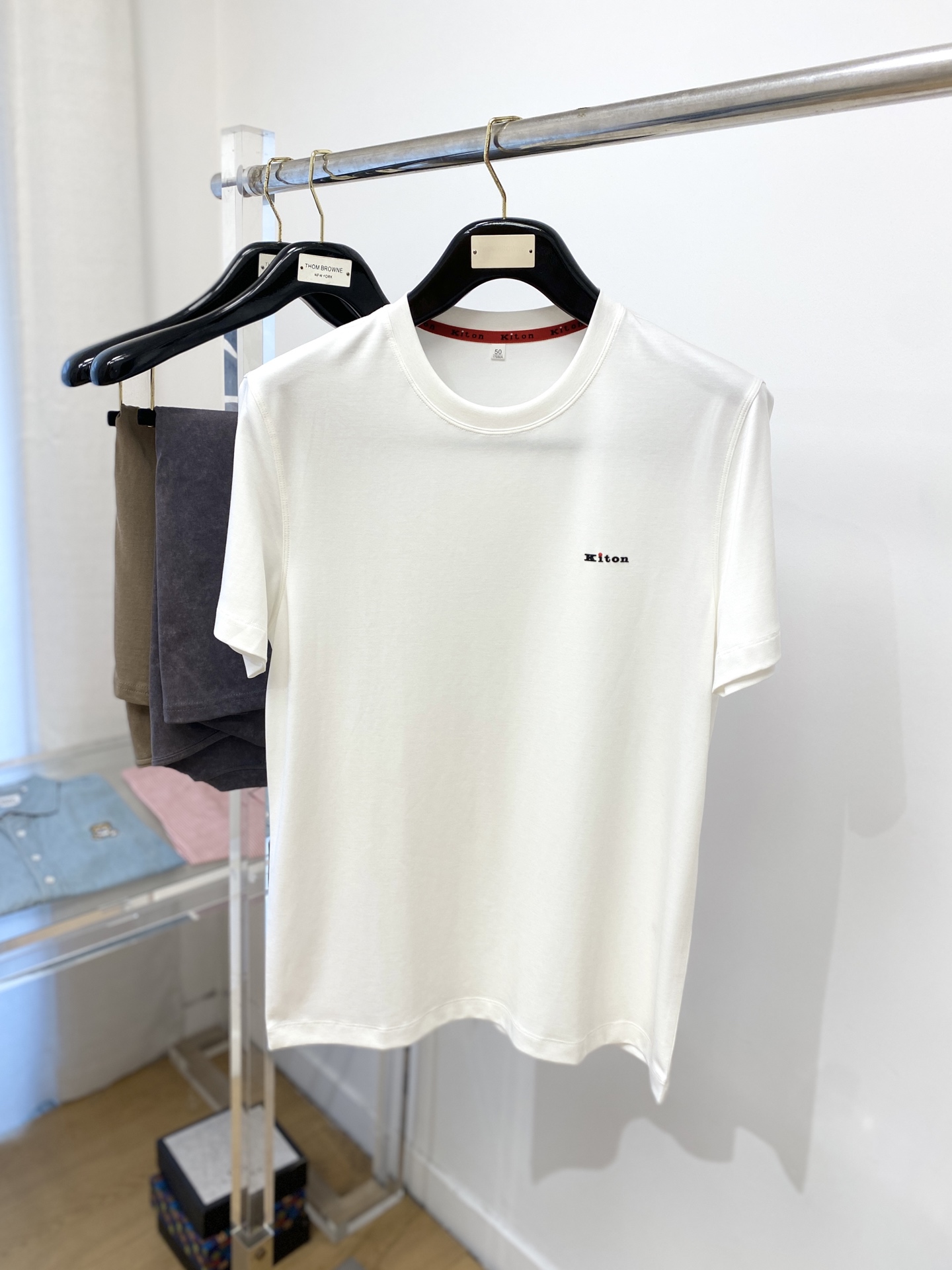 NO:137103,Kiton fashion brand, 2025 latest short-sleeved T-shirt, handsome and fashionable, top-grade printed letter logo on the chest, simple and versatile style. Fabric cotton is not only crisp, maintains the trendy silhouette, but also comfortable to wear, with more delicate yarn, and size M-3XL, T-shirt,tees, t-shirt,alexander wang19860909Kiton 时尚潮牌、2025最新款短袖T恤,帅气时尚,胸前顶级印胶字母logo,简约百搭款.面料棉 不仅挺括,保持潮流的廓形,又穿着舒适,纱织更细腻,码数 M-3XL,,T-shirt,tees，t-shirt,alexander wang,Men's clothing