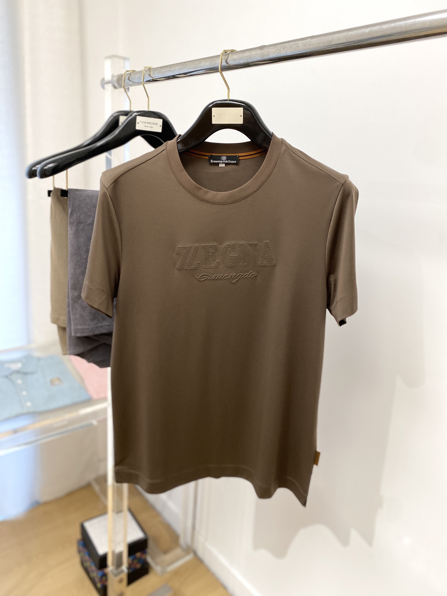 NO:137107,Zenia, the latest short-sleeved T-shirt in 2025, handsome and fashionable, exquisite embroidered letter logo on the chest, simple and versatile style. Fabric cotton is not only crisp, maintains a fashionable silhouette, but also comfortable to wear, with more delicate yarn, and size M-3XL, zegna, T-shirt,tees, t-shirt,alexander wang19860909杰尼亚、2025最新款短袖T恤,帅气时尚,胸前精致刺绣字母logo,简约百搭款.面料棉 不仅挺括,保持潮流的廓形,又穿着舒适,纱织更细腻,码数 M-3XL,,zegna,T-shirt,tees，t-shirt,alexander wang,Men's clothing