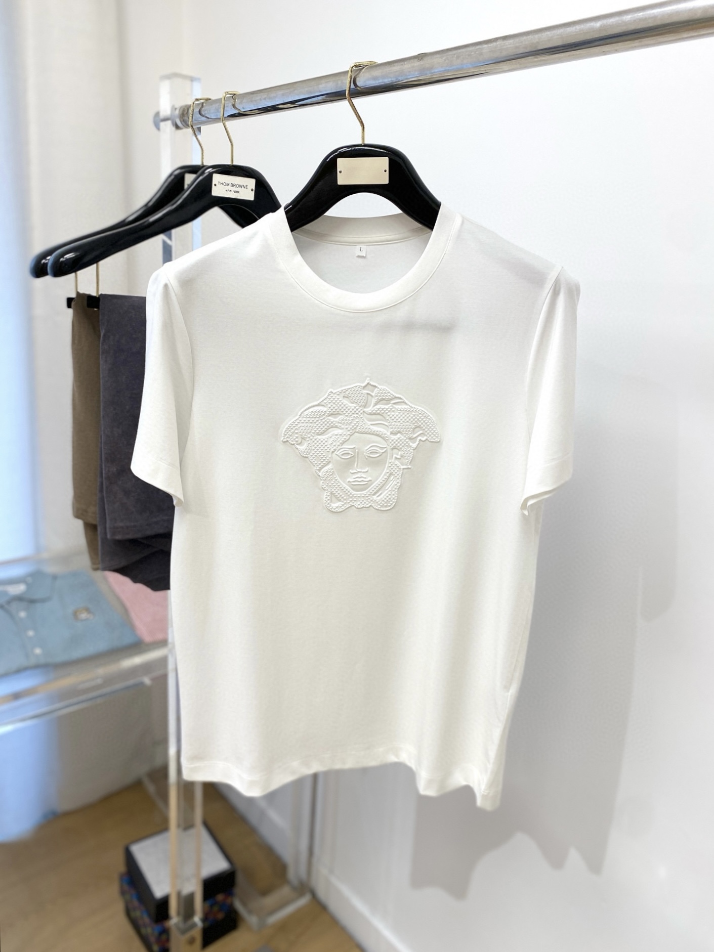 NO:137100,Versace, the latest short-sleeved T-shirt in 2025, handsome and fashionable, chest design, concave and convex craft pattern logo, simple and versatile style. Fabric cotton is not only crisp, maintains a fashionable silhouette, but also comfortable to wear, with more delicate yarn, code number M-3XL, versace, T-shirt,tees, t-shirt,alexander wang19860909范思哲、2025最新款短袖T恤,帅气时尚,胸前设计凹凸工艺图案logo,简约百搭款.面料棉 不仅挺括,保持潮流的廓形,又穿着舒适,纱织更细腻,码数 M-3XL,,versace,T-shirt,tees，t-shirt,alexander wang,Men's clothing