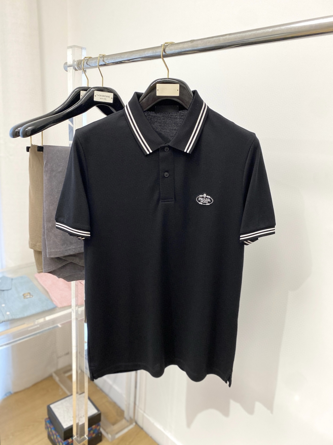 NO:137104,Prada, the latest short-sleeved T-shirt in 2025, handsome and fashionable, top-grade concave and embossed alphabet pattern logo on the chest, simple and versatile style. Fabric cotton is not only crisp, maintains a fashionable silhouette, but also comfortable to wear, with more delicate yarn, code number M-3XL,,prada,T-shirt,tees,t-shirt,alexander wang19860909普拉达、2025最新款短袖T恤,帅气时尚,胸前顶级凹凸印胶字母图案logo,简约百搭款.面料棉 不仅挺括,保持潮流的廓形,又穿着舒适,纱织更细腻,码数 M-3XL,,prada,T-shirt,tees，t-shirt,alexander wang,Men's clothing