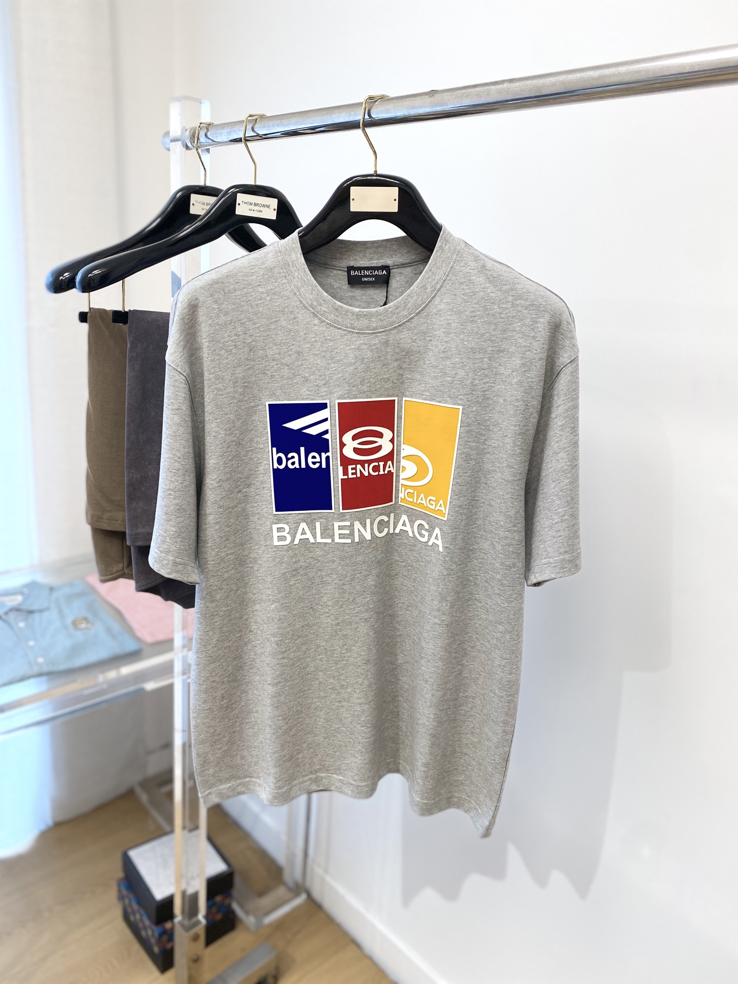 NO:143954,Balenciaga, the latest short-sleeved T-shirt in 2025, handsome and fashionable, top-grade glue-printed letter logo on the chest, simple and versatile style. Fabric cotton is not only crisp, maintains a fashionable silhouette, but also comfortable to wear, with more delicate yarn, and size M-3XL,,balenciaga,T-shirt,tees,t-shirt,alexander wang19860909巴黎世家、2025最新款短袖T恤,帅气时尚,胸前顶级印胶图案字母logo,简约百搭款.面料棉 不仅挺括,保持潮流的廓形,又穿着舒适,纱织更细腻,码数 M-3XL,,balenciaga,T-shirt,tees，t-shirt,alexander wang,Men's clothing