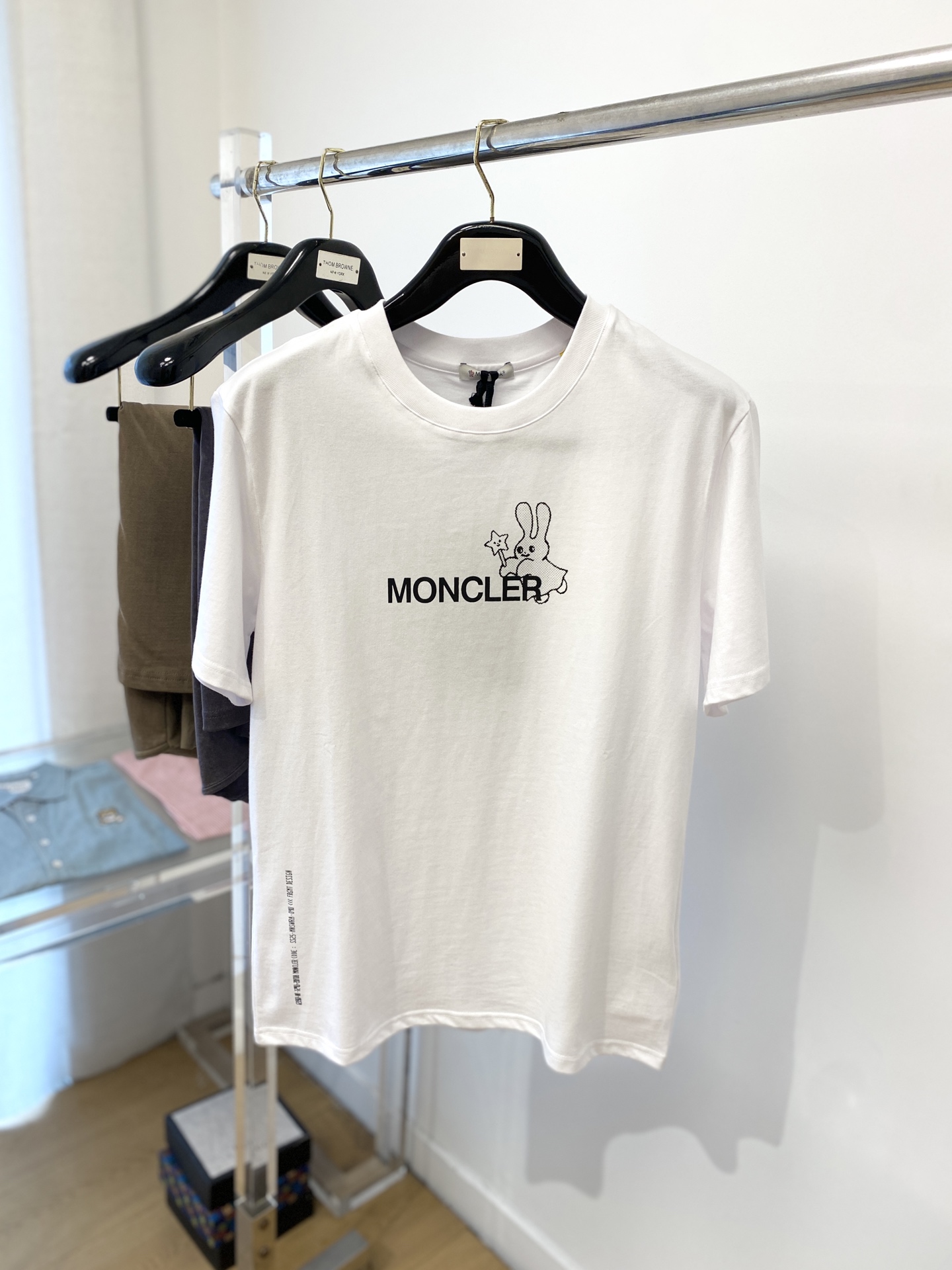 NO:143961,The latest short-sleeved T-shirt in 2025, handsome and fashionable, top-grade printed pattern letter logo on the chest, simple and versatile style. The fabric cotton is not only crisp, maintains the trendy silhouette, but also comfortable to wear, the yarn is more delicate, and the number of codes M-3XL,,Moncler,T-shirt,tees,t-shirt,alexander wang19860909蒙口、2025最新款短袖T恤,帅气时尚,胸前顶级印花图案字母logo,简约百搭款.面料棉 不仅挺括,保持潮流的廓形,又穿着舒适,纱织更细腻,码数 M-3XL,,Moncler,T-shirt,tees，t-shirt,alexander wang,Men's clothing