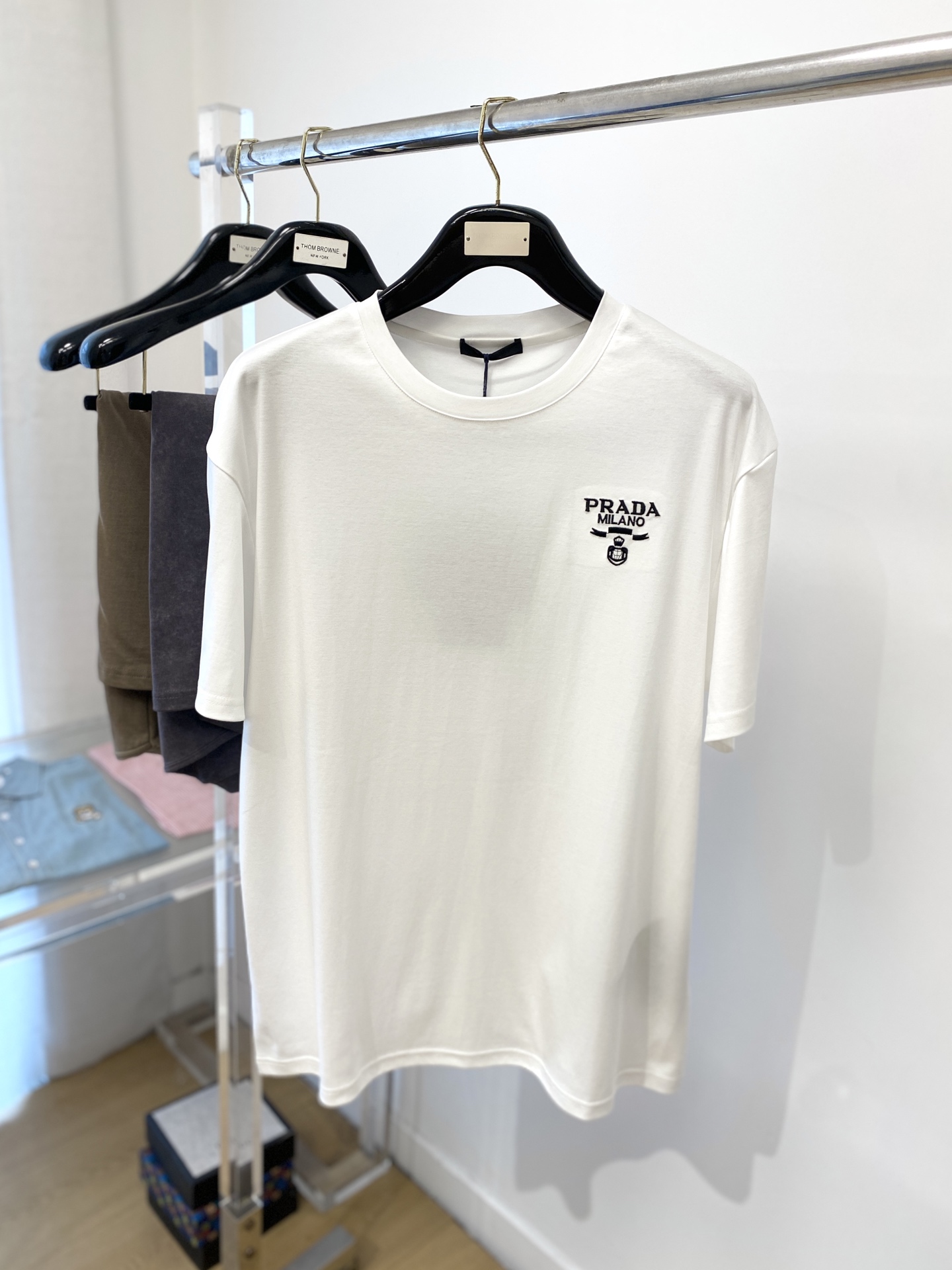 NO:139496,Prada, the latest short-sleeved T-shirt in 2025, handsome and fashionable, exquisite embroidered pattern letter logo on the chest, simple and versatile style. The fabric cotton is not only crisp, maintains the trendy silhouette, but also comfortable to wear, the yarn is more delicate, and the number of codes S- XXL,,prada,T-shirt,tees,t-shirt,alexander wang19860909普拉达、2025最新款短袖T恤,帅气时尚,胸前精致刺绣图案字母logo,简约百搭款.面料棉 不仅挺括,保持潮流的廓形,又穿着舒适,纱织更细腻,码数 S- XXL,,prada,T-shirt,tees，t-shirt,alexander wang,Men's clothing