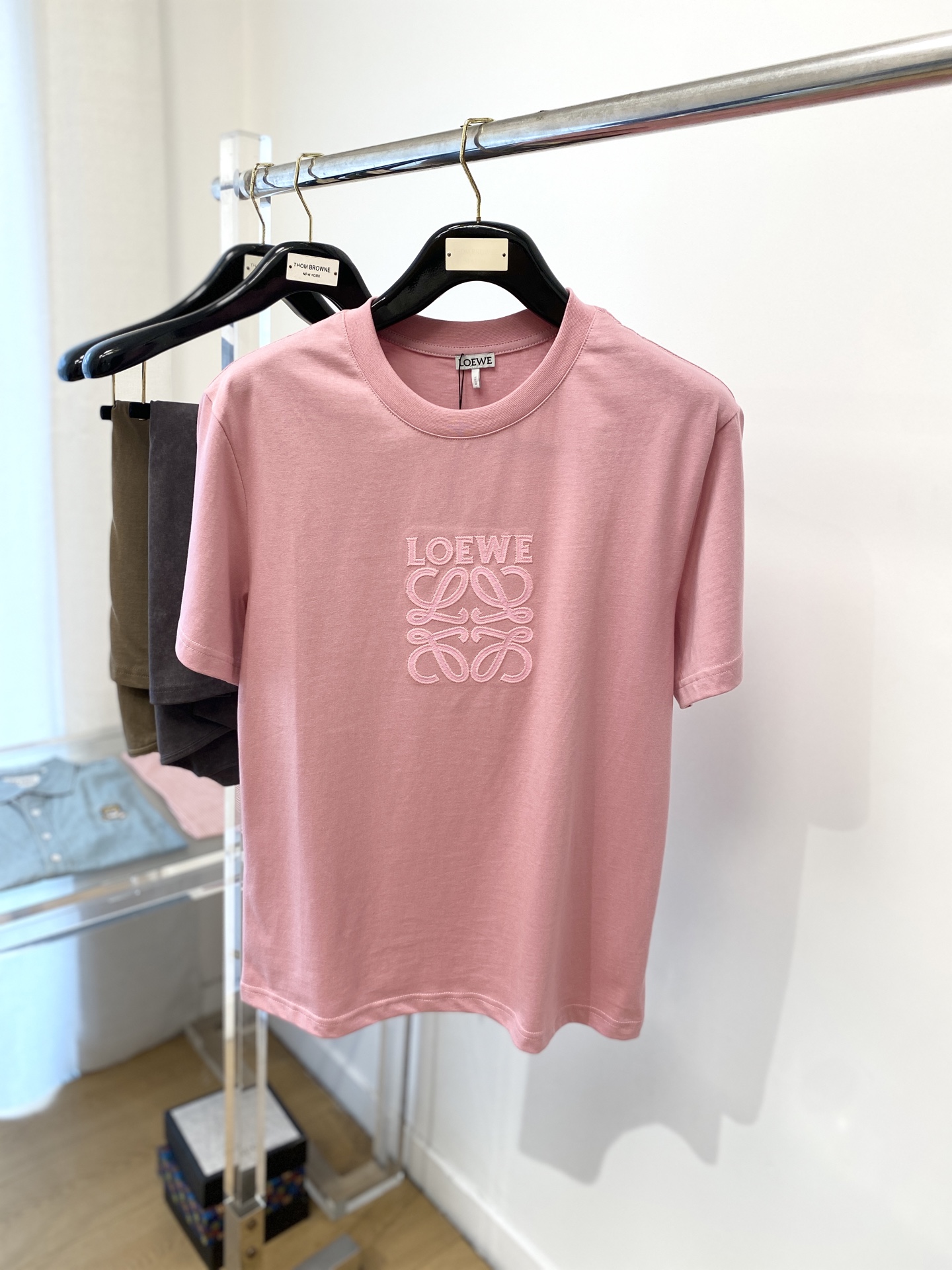 NO:139501,Luo Yiwei, the latest short-sleeved T-shirt in 2025, handsome and fashionable, exquisite embroidered pattern letter logo on the chest, simple and versatile style. The fabric cotton is not only crisp, maintains the trendy silhouette, but also comfortable to wear, the yarn is more delicate, and the number of codes M-3XL,,loewe,T-shirt,tees,t-shirt,alexander wang19860909罗意威、2025最新款短袖T恤,帅气时尚,胸前精致刺绣图案字母logo,简约百搭款.面料棉 不仅挺括,保持潮流的廓形,又穿着舒适,纱织更细腻,码数 M-3XL,,loewe,T-shirt,tees，t-shirt,alexander wang,Men's clothing