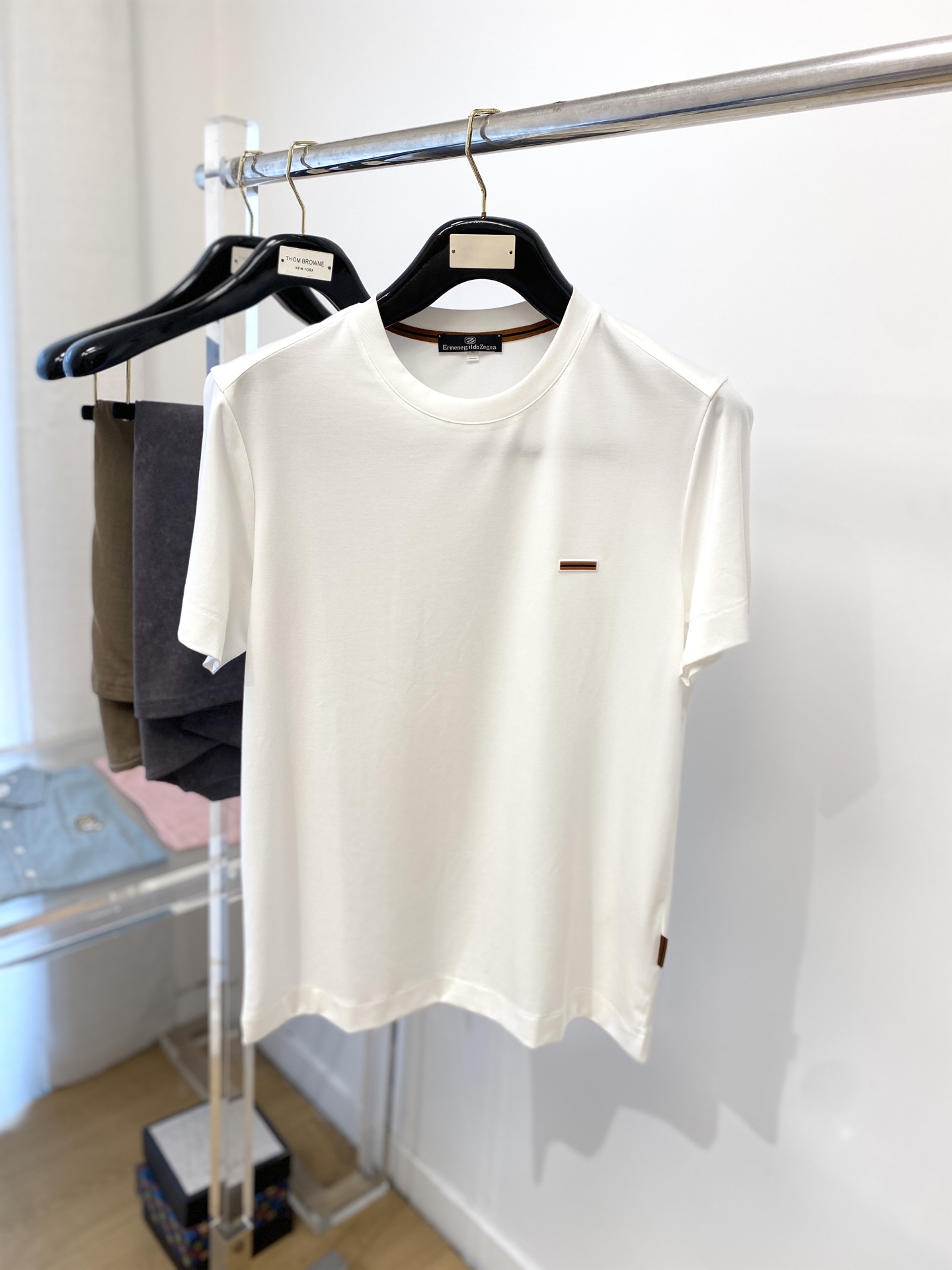 NO:137115,Zenia, the latest short-sleeved T-shirt in 2025, handsome and fashionable, chest design concave and convex pattern logo, simple and versatile style. Fabric cotton is not only crisp, maintains a fashionable silhouette, but also comfortable to wear, with more delicate yarn, code number M-3XL,,zegna,T-shirt,tees,t-shirt,alexander wang19860909杰尼亚、2025最新款短袖T恤,帅气时尚,胸前设计凹凸图案logo,简约百搭款.面料棉 不仅挺括,保持潮流的廓形,又穿着舒适,纱织更细腻,码数 M-3XL,,zegna,T-shirt,tees，t-shirt,alexander wang,Men's clothing