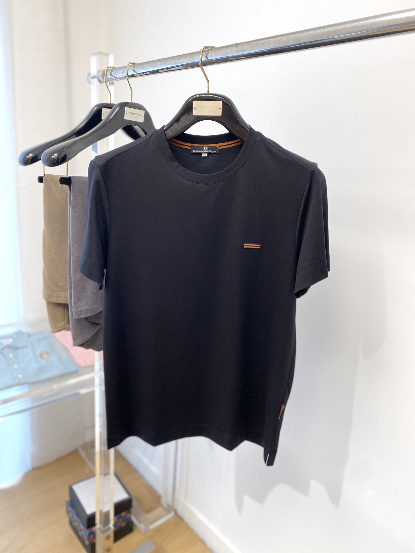 NO:137114,Zenia, the latest short-sleeved T-shirt in 2025, handsome and fashionable, chest design concave and convex pattern logo, simple and versatile style. Fabric cotton is not only crisp, maintains a fashionable silhouette, but also comfortable to wear, with more delicate yarn, code number M-3XL,,zegna,T-shirt,tees,t-shirt,alexander wang19860909杰尼亚、2025最新款短袖T恤,帅气时尚,胸前设计凹凸图案logo,简约百搭款.面料棉 不仅挺括,保持潮流的廓形,又穿着舒适,纱织更细腻,码数 M-3XL,,zegna,T-shirt,tees，t-shirt,alexander wang,Men's clothing