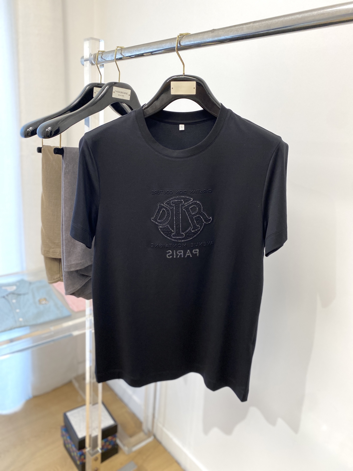 NO:137117,Dior, the latest short-sleeved T-shirt in 2025, handsome and fashionable, chest design, concave and concave and diamond letter logo, simple and versatile style. Fabric cotton is not only crisp, maintains a fashionable silhouette, but also comfortable to wear, with more delicate yarn, and size M-3XL,,dior,T-shirt,tees,t-shirt,alexander wang19860909迪奥、2025最新款短袖T恤,帅气时尚,胸前设计凹凸烫钻字母logo,简约百搭款.面料棉 不仅挺括,保持潮流的廓形,又穿着舒适,纱织更细腻,码数 M-3XL,,dior,T-shirt,tees，t-shirt,alexander wang,Men's clothing