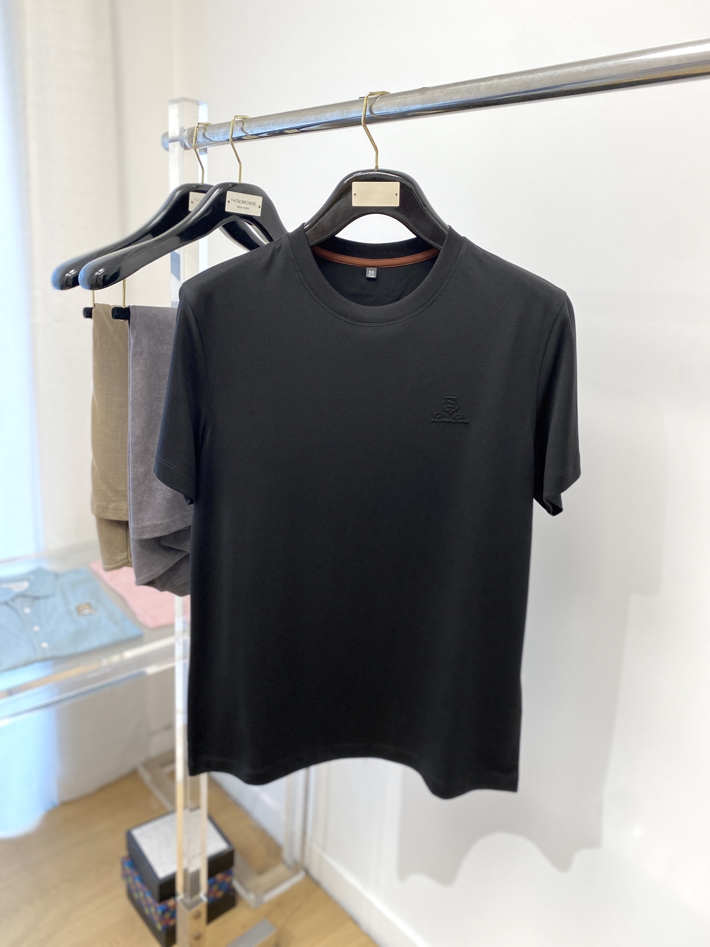 NO:137119,LP, the latest short-sleeved T-shirt in 2025, handsome and fashionable, chest design concave and convex pattern letter logo, simple and versatile style. Fabric cotton is not only crisp, maintains a fashionable silhouette, but also comfortable to wear, with more delicate yarn, code number M-3XL,,loro piana,T-shirt,tees,t-shirt,alexander wang19860909LP、2025最新款短袖T恤,帅气时尚,胸前设计凹凸图案字母logo,简约百搭款.面料棉 不仅挺括,保持潮流的廓形,又穿着舒适,纱织更细腻,码数 M-3XL,,loro piana,T-shirt,tees，t-shirt,alexander wang,Men's clothing