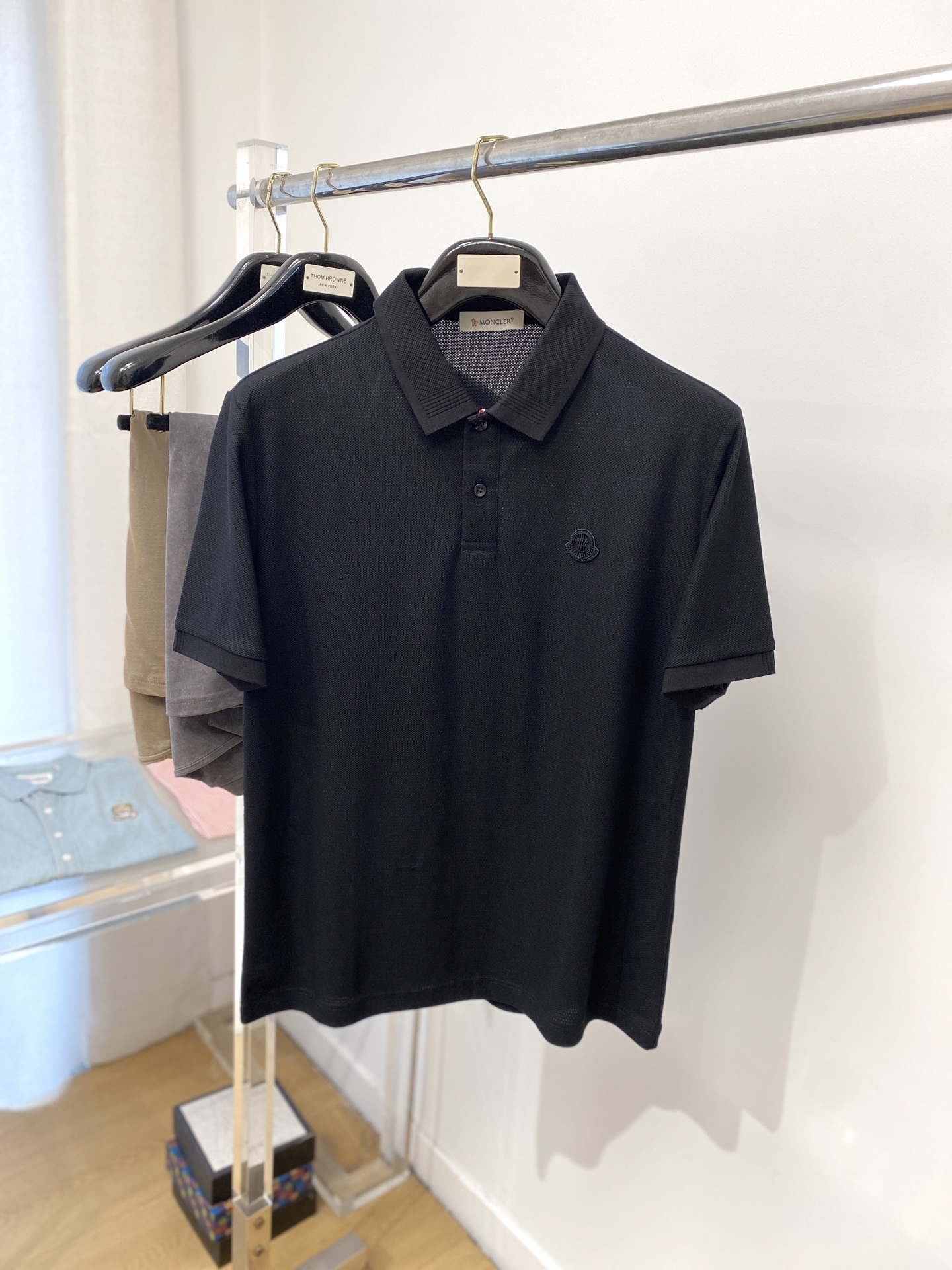 NO:137123,The latest short-sleeved T-shirt in 2025, handsome and fashionable, exquisite embroidered pattern logo on the chest, simple and versatile style. The fabric cotton is not only crisp, maintains the trendy silhouette, but also comfortable to wear, and the yarn is more delicate, and the number of codes M-3XL,,Moncler,T-shirt,tees,t-shirt,alexander wang19860909蒙口、2025最新款短袖T恤,帅气时尚,胸前精致刺绣图案logo,简约百搭款.面料棉 不仅挺括,保持潮流的廓形,又穿着舒适,纱织更细腻,码数 M-3XL,,Moncler,T-shirt,tees，t-shirt,alexander wang,Men's clothing