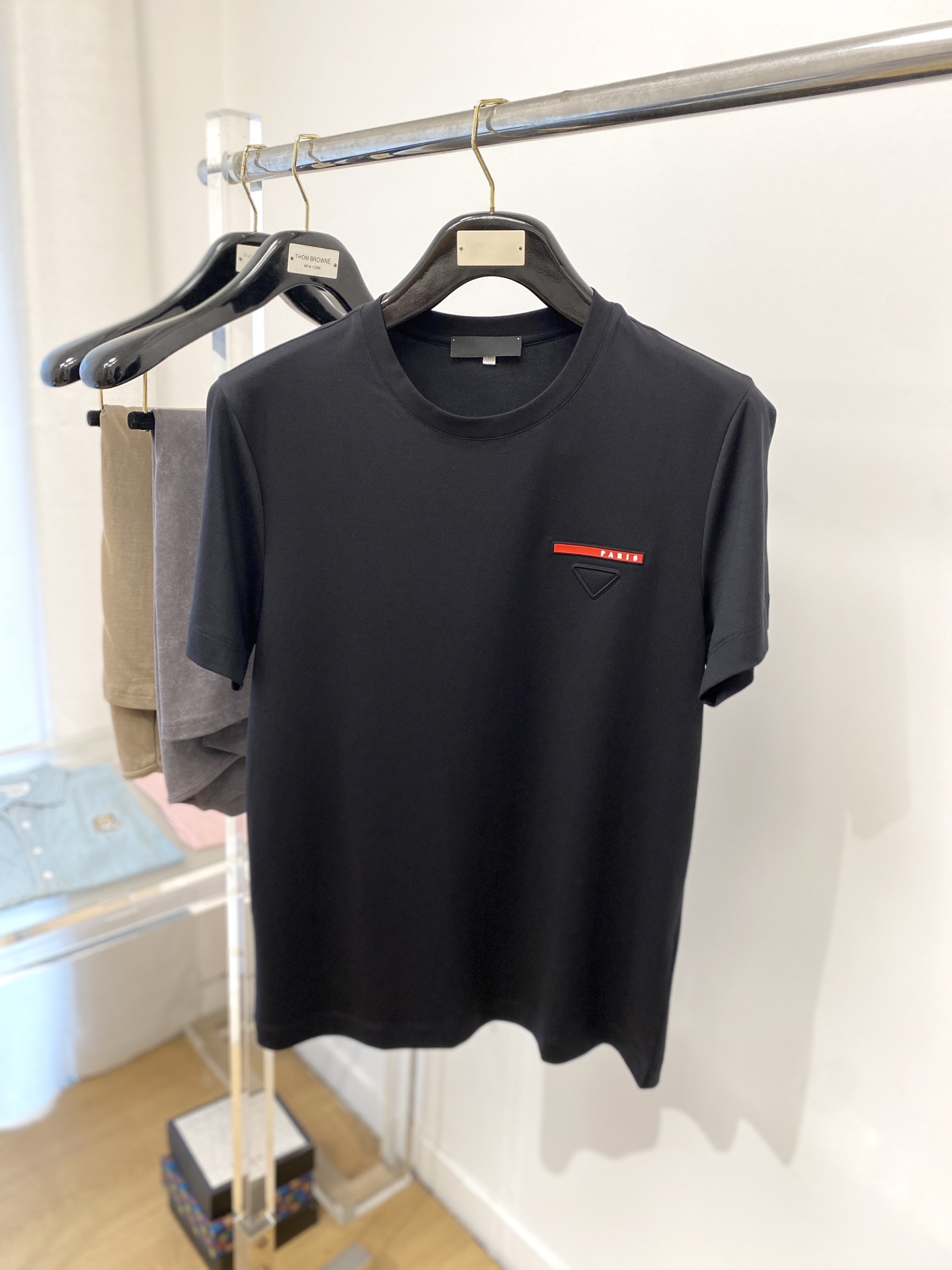 NO:137125,Prada, the latest short-sleeved T-shirt in 2025, handsome and fashionable, top-grade printed letter pattern logo on the chest, simple and versatile style. The fabric cotton is not only crisp, maintains the trendy silhouette, but also comfortable to wear, the yarn is more delicate, and the number of codes M-3XL,,prada,T-shirt,tees,t-shirt,alexander wang19860909普拉达、2025最新款短袖T恤,帅气时尚,胸前顶级印胶字母图案logo,简约百搭款.面料棉 不仅挺括,保持潮流的廓形,又穿着舒适,纱织更细腻,码数 M-3XL,,prada,T-shirt,tees，t-shirt,alexander wang,Men's clothing