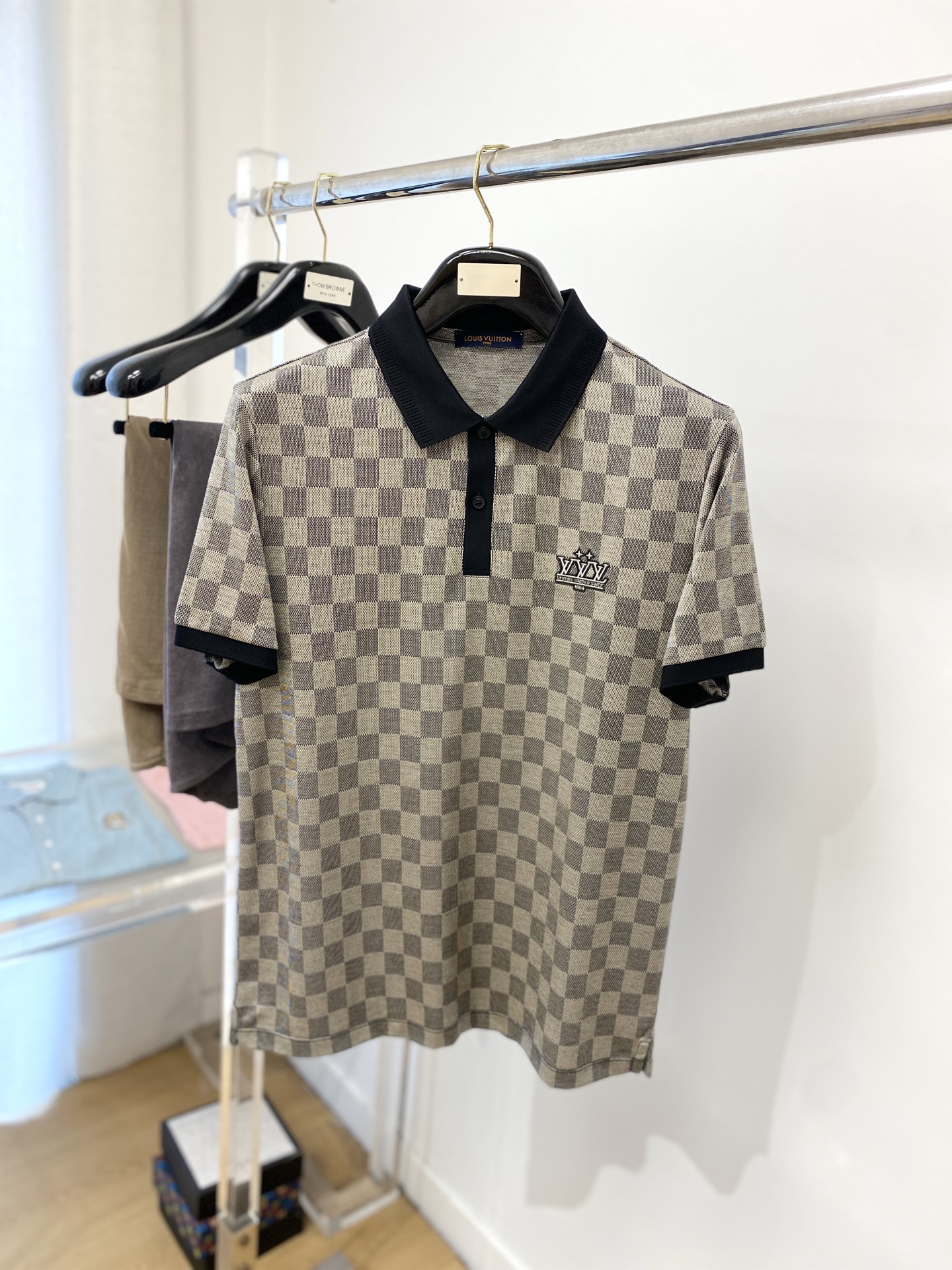 NO:137127,Louis Vuitton, the latest short-sleeved T-shirt in 2025, handsome and fashionable, exquisite embroidered letter pattern logo on the chest, simple and versatile style. Fabric cotton is not only crisp, maintains a fashionable silhouette, but also comfortable to wear, with more delicate yarn, and size M-3XL,,louis vuitton, T-shirt,tees, t-shirt,alexander wang19860909路易威登、2025最新款短袖T恤,帅气时尚,胸前精致刺绣字母图案logo,简约百搭款.面料棉 不仅挺括,保持潮流的廓形,又穿着舒适,纱织更细腻,码数 M-3XL,,louis vuitton,T-shirt,tees，t-shirt,alexander wang,Men's clothing