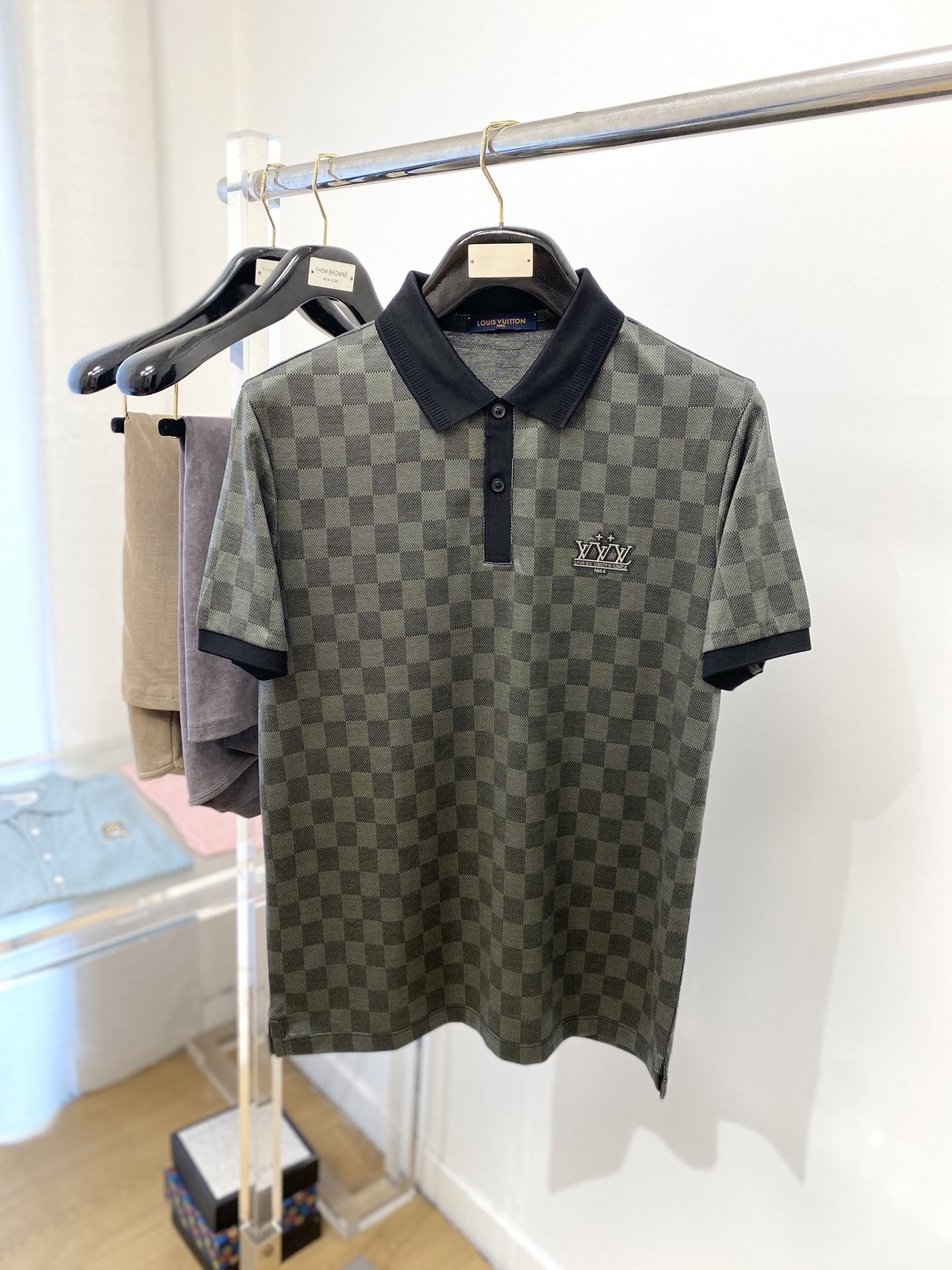NO:139462,Louis Vuitton, the latest short-sleeved T-shirt in 2025, handsome and fashionable, exquisite embroidered letter pattern logo on the chest, simple and versatile style. Fabric cotton is not only crisp, maintains a fashionable silhouette, but also comfortable to wear, with more delicate yarn, and size M-3XL,,louis vuitton, T-shirt,tees, t-shirt,alexander wang19860909路易威登、2025最新款短袖T恤,帅气时尚,胸前精致刺绣字母图案logo,简约百搭款.面料棉 不仅挺括,保持潮流的廓形,又穿着舒适,纱织更细腻,码数 M-3XL,,louis vuitton,T-shirt,tees，t-shirt,alexander wang,Men's clothing