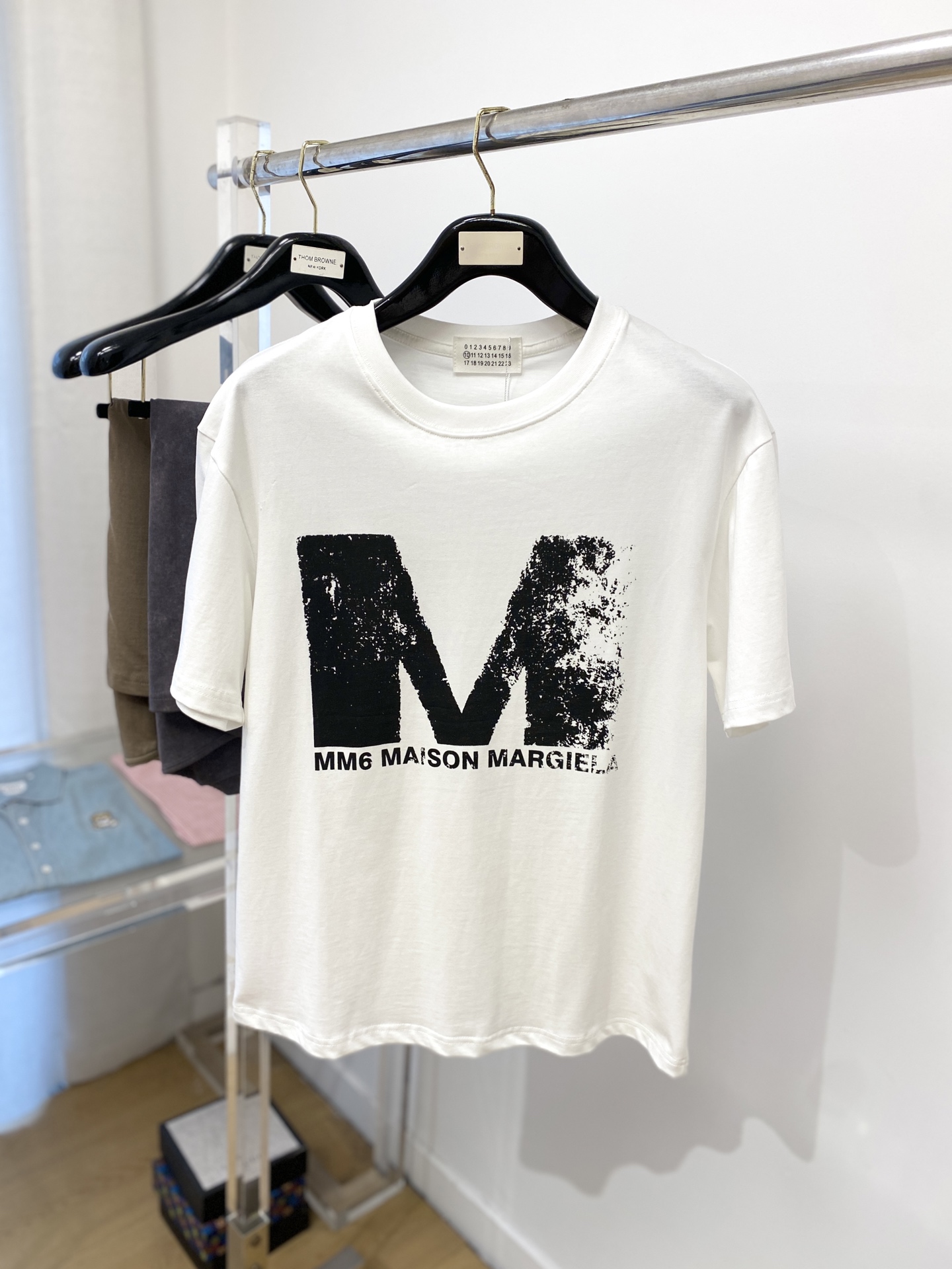 NO:139468,Magila, the latest short-sleeved T-shirt in 2025, handsome and fashionable, top printed letter logo on the chest, simple and versatile style. Fabric cotton is not only crisp, maintains a fashionable silhouette, but also comfortable to wear, with more delicate yarn, and digits M-3XL,,masion magiela,T-shirt,tees,t-shirt,alexander wang19860909马吉拉、2025最新款短袖T恤,帅气时尚,胸前顶级印花字母logo,简约百搭款.面料棉 不仅挺括,保持潮流的廓形,又穿着舒适,纱织更细腻,码数 M-3XL,,masion margiela,T-shirt,tees，t-shirt,alexander wang,Men's clothing