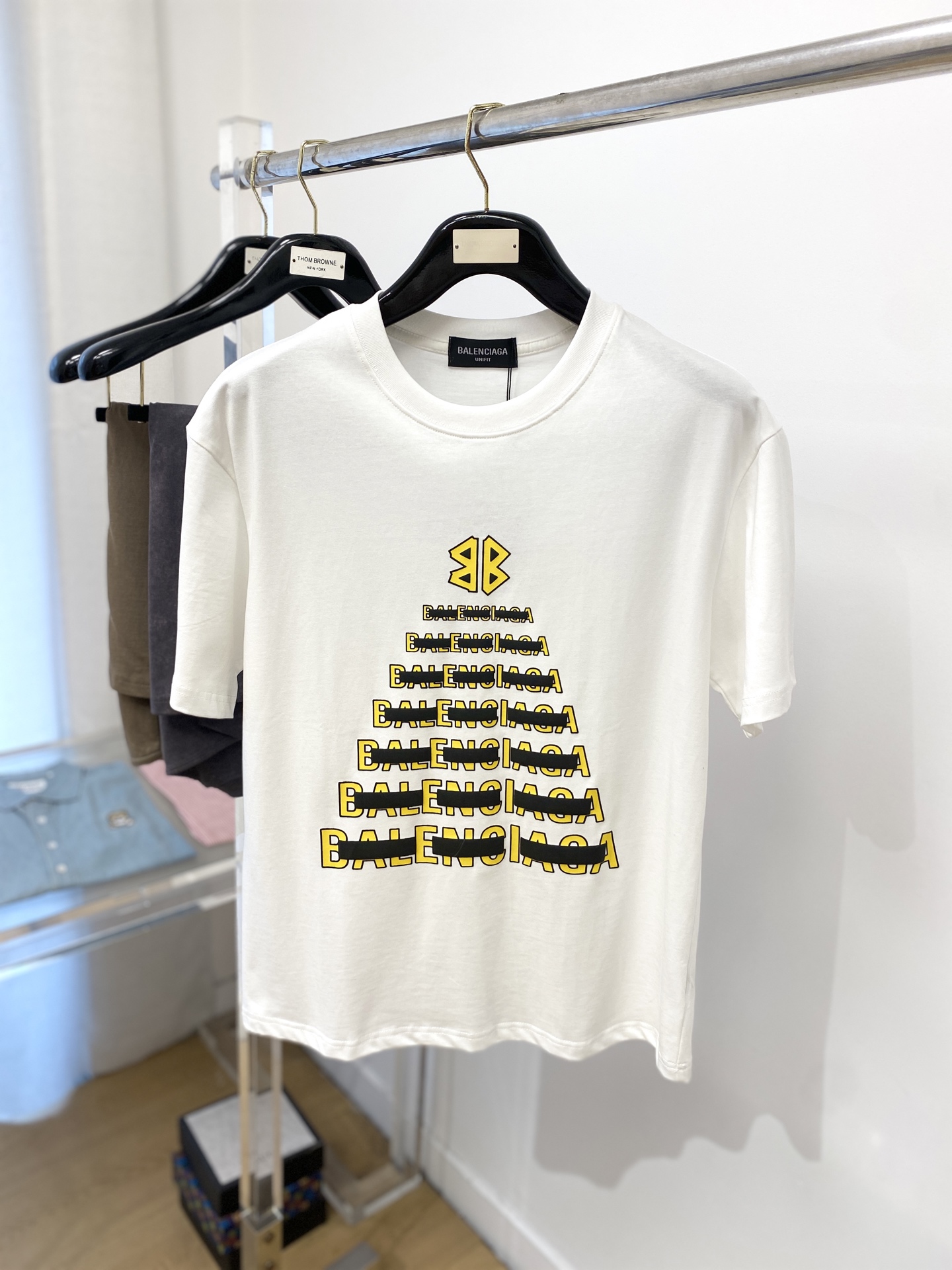 NO:139474,Balenciaga, the latest short-sleeved T-shirt in 2025, handsome and fashionable, top-grade foam craft letter logo on the chest, simple and versatile style. Fabric cotton is not only crisp, maintains the trendy silhouette, but also comfortable to wear, with more delicate yarn, and code number M-3XL,,balenciaga,T-shirt,tees,t-shirt,alexander wang19860909巴黎世家、2025最新款短袖T恤,帅气时尚,胸前顶级发泡工艺字母logo,简约百搭款.面料棉 不仅挺括,保持潮流的廓形,又穿着舒适,纱织更细腻,码数 M-3XL,,balenciaga,T-shirt,tees，t-shirt,alexander wang,Men's clothing