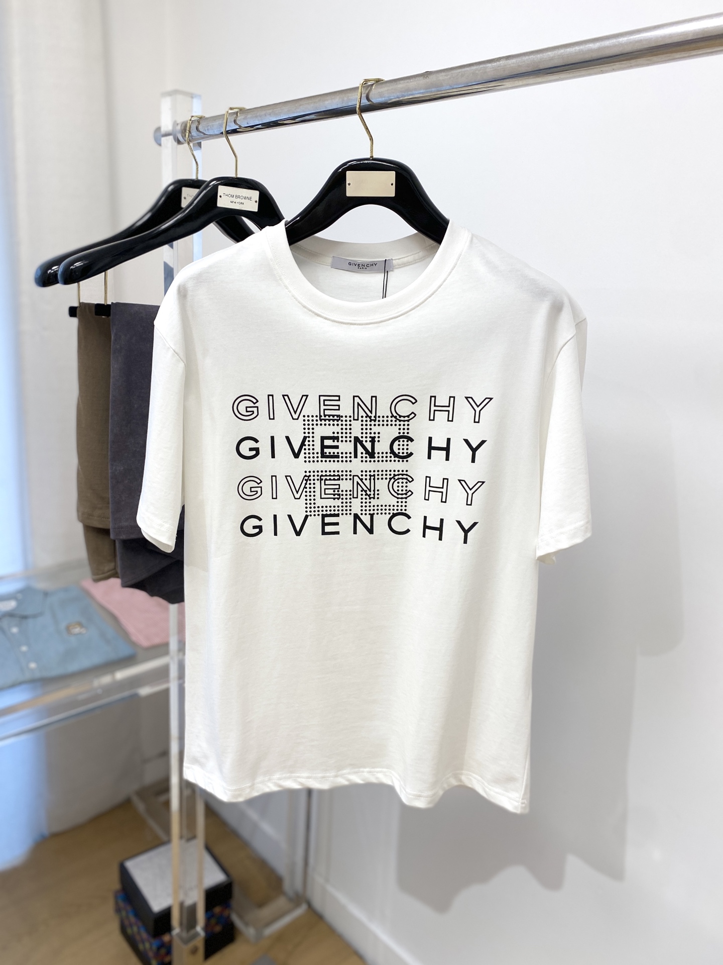 NO:139480,Givenchy, the latest short-sleeved T-shirt in 2025, handsome and fashionable, top-grade printed pattern letter logo on the chest, simple and versatile style. The fabric cotton is not only crisp, maintains the trendy silhouette, but also comfortable to wear, the yarn is more delicate, and the number of codes M-3XL, given, T-shirt,tees, t-shirt,alexander wang19860909纪梵希、2025最新款短袖T恤,帅气时尚,胸前顶级印花图案字母logo,简约百搭款.面料棉 不仅挺括,保持潮流的廓形,又穿着舒适,纱织更细腻,码数 M-3XL,,givenchy,T-shirt,tees，t-shirt,alexander wang,Men's clothing