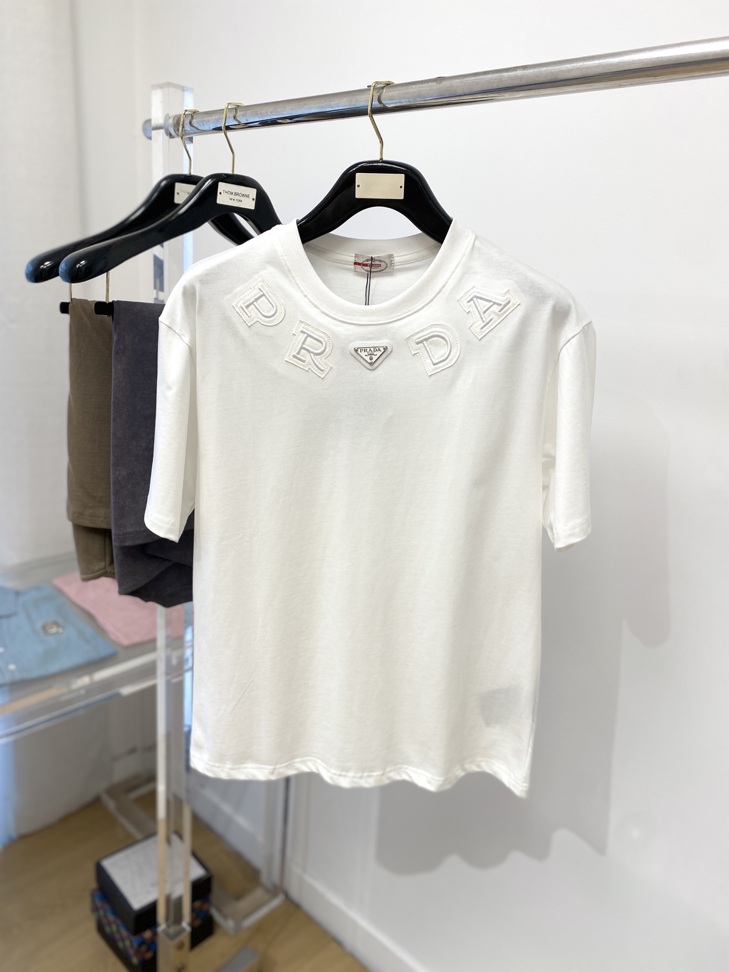 NO:139485,Prada, the latest short-sleeved T-shirt in 2025, handsome and fashionable, chest hardware decorative triangle logo, simple and versatile style. Fabric cotton is not only crisp, maintains a fashionable silhouette, but also comfortable to wear, with more delicate yarn, and size M-3XL,,prada,T-shirt,tees,t-shirt,alexander wang19860909普拉达、2025最新款短袖T恤,帅气时尚,胸前五金装饰三角标logo,简约百搭款.面料棉 不仅挺括,保持潮流的廓形,又穿着舒适,纱织更细腻,码数 M-3XL,,prada,T-shirt,tees，t-shirt,alexander wang,Men's clothing