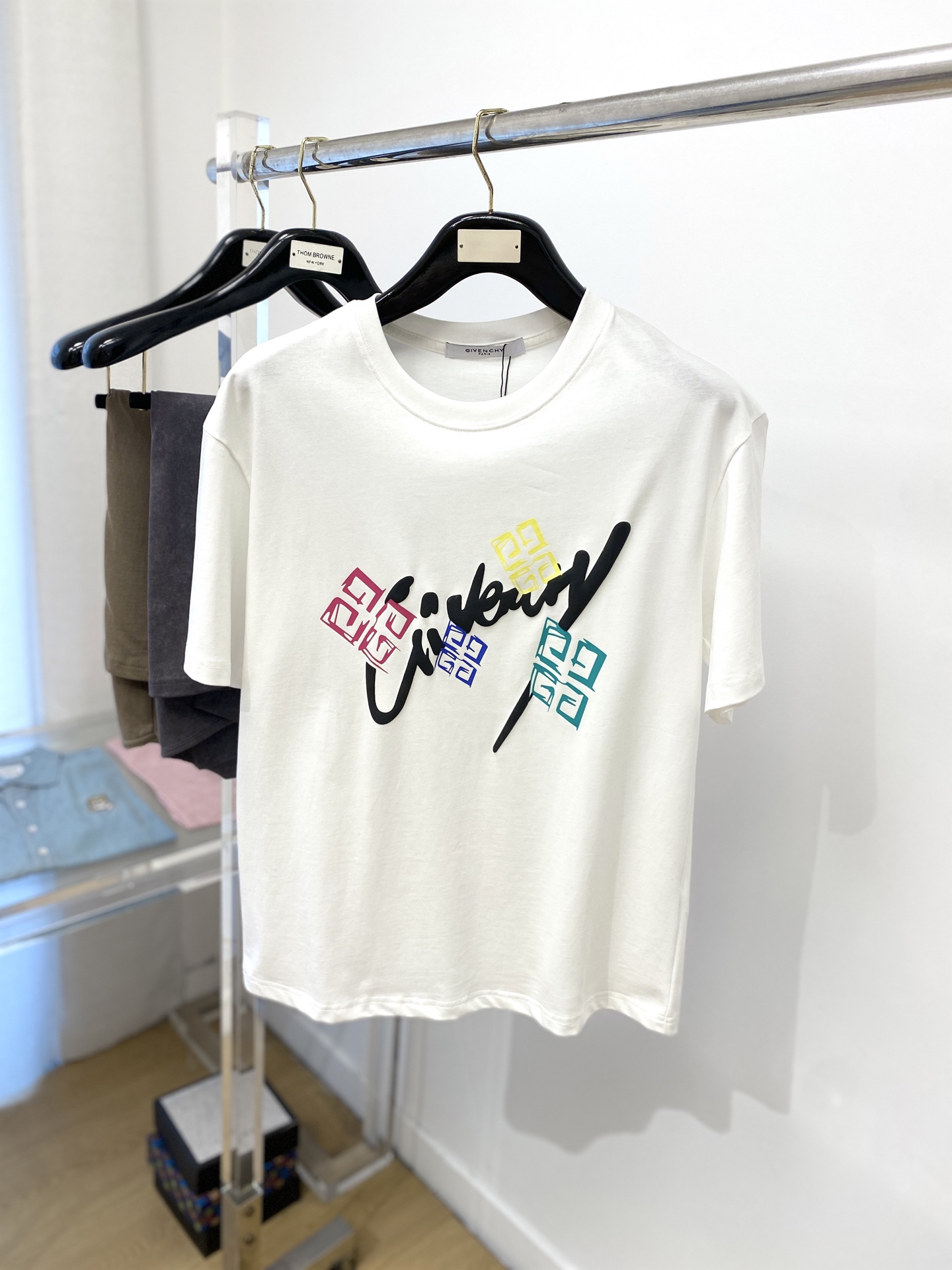 NO:139486,Givenchy, the latest short-sleeved T-shirt in 2025, handsome and fashionable, top-grade printed pattern logo on the chest, simple and versatile style. Fabric cotton is not only crisp, maintains a fashionable silhouette, but also comfortable to wear, with more delicate yarn, and size M-3XL, given, T-shirt,tees, t-shirt,alexander wang19860909纪梵希、2025最新款短袖T恤,帅气时尚,胸前顶级印花图案logo,简约百搭款.面料棉 不仅挺括,保持潮流的廓形,又穿着舒适,纱织更细腻,码数 M-3XL,,givenchy,T-shirt,tees，t-shirt,alexander wang,Men's clothing