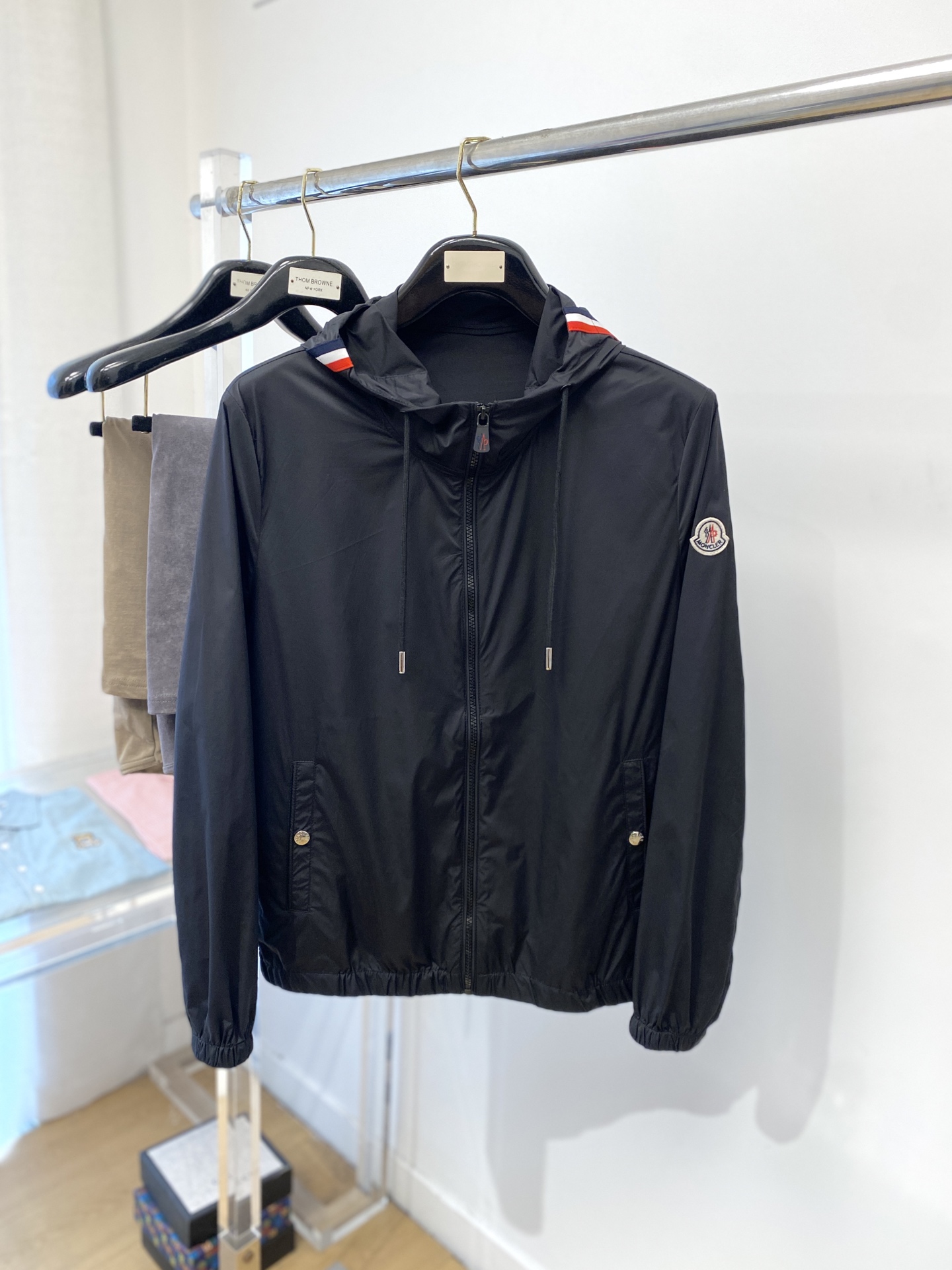 NO:139528,The cover, 2025 new sunscreen jacket, fashionable and handsome, cuff embroidered decorative pattern logo, simple and versatile style, customized original fabric, not only crisp, maintains the trendy silhouette, and is comfortable to wear, and the yarn is more delicate, the number M-3XL, Moncler, jackets & coats, alexander wang19860909蒙口、2025新品防晒衣外套,时尚帅气,袖口刺绣装饰图案logo,简约百搭款,定制原版面料,不仅挺括,保持潮流的廓形,又穿着舒适,纱织更细腻,码数M-3XL,,Moncler,jackets & coats,alexander wang,Men's clothing