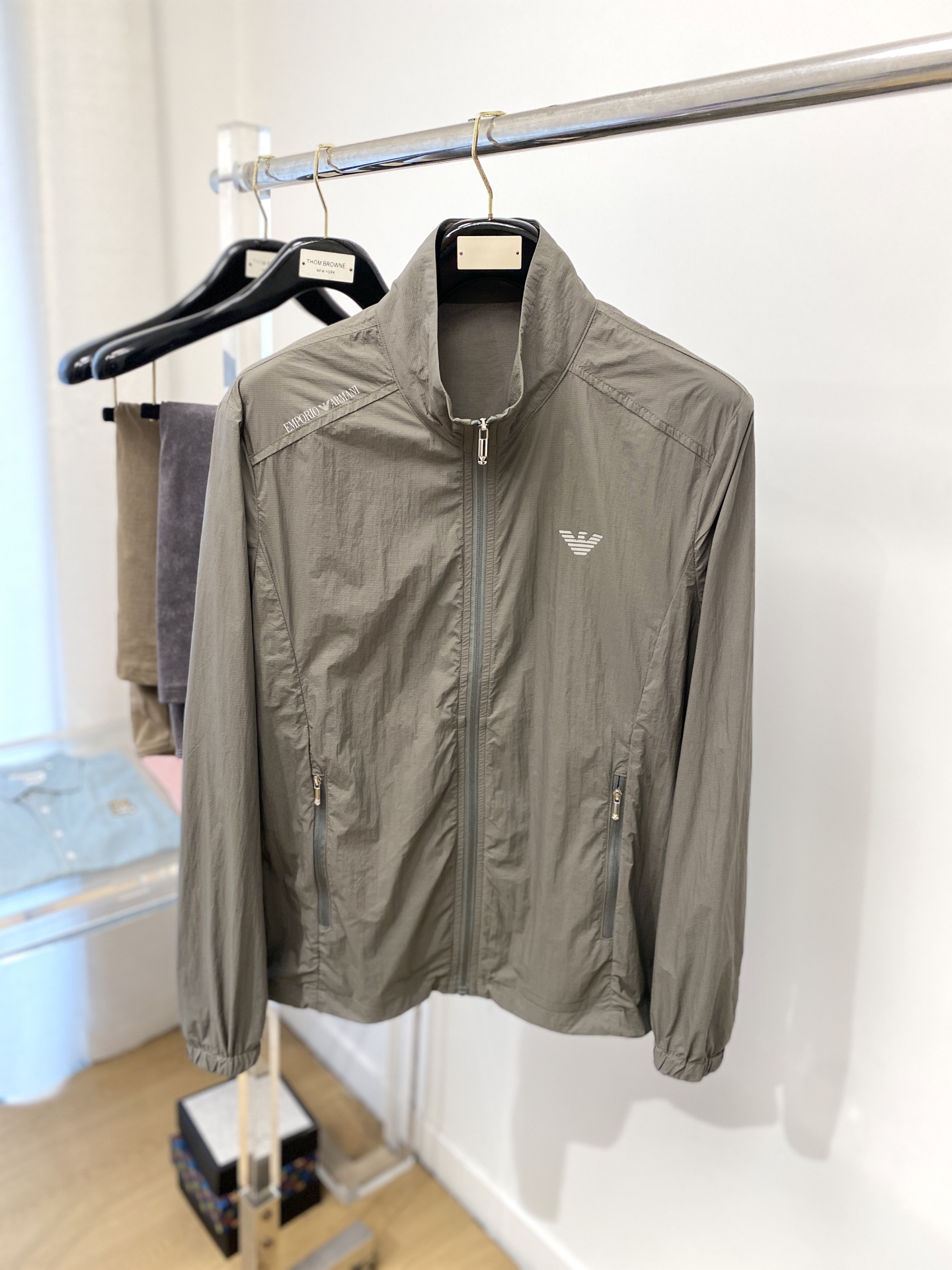 NO:139532,Armani, 2025 new sunscreen jacket, fashionable and handsome, top-grade printed pattern logo on the chest, simple and versatile style, customized original fabric, not only crisp, maintains the trendy silhouette, and is comfortable to wear, the yarn weaving is more delicate, the number M-3XL, armani, jackets & coats, alexander wang19860909阿玛尼、2025新品防晒衣外套,时尚帅气,胸前顶级印花图案logo,简约百搭款,定制原版面料,不仅挺括,保持潮流的廓形,又穿着舒适,纱织更细腻,码数M-3XL,,armani,jackets & coats,alexander wang,Men's clothing